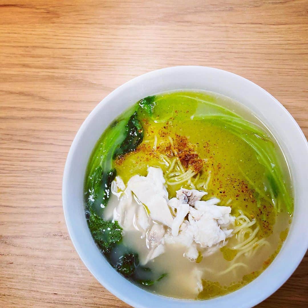 のインスタグラム：「濃厚鯛出汁塩ラーメン三つ葉添え  鯛のあら、良い出汁出るんです。 ①血合いやウロコ、内臓などを水洗い。②塩を振って15分ほど放置。③熱湯をかけて臭み取り。④グリルやフライパンなどで焼く。⑤水の入った鍋に入れる。(ネギの青い部分や生姜を入れてもOK)⑥30分を上限に弱〜中火で出汁を取る。(強火でグツグツ煮立てると真っ白のスープになる。) #男子アナごはん #野沢のグルメシリーズ #鯛のあら #鯛だし #鯛だし塩ラーメン #何でも作れる」
