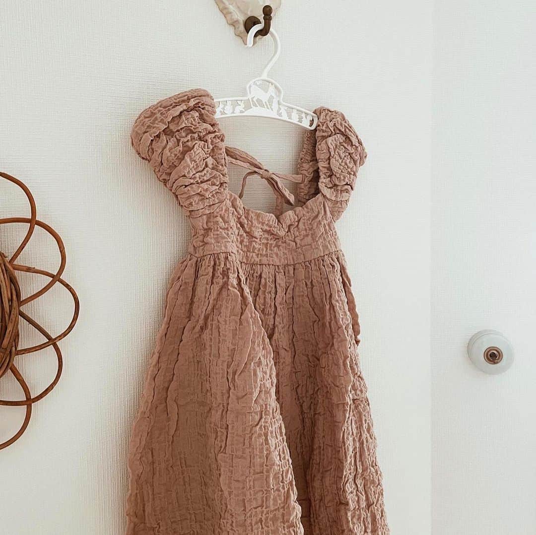 yuiのインスタグラム：「birthday dress for little princess👸🏼  お誕生日用に買った一張羅♡ うしろ姿がかわいいんです☝🏼 と豪語してたけど、 あんまりうしろ姿を写真で 撮れてなかったので (動画ばかり撮ってた💦) マキさん @mk11929 が撮ってくれた かわいい写真を拝借♡ マキさんの写真どれもかわいいすぎて、 どれをアップしたらいいか 悩みすぎる〜🤯 . . . . #daughter#birthday#3yearsold#bebeorganic」