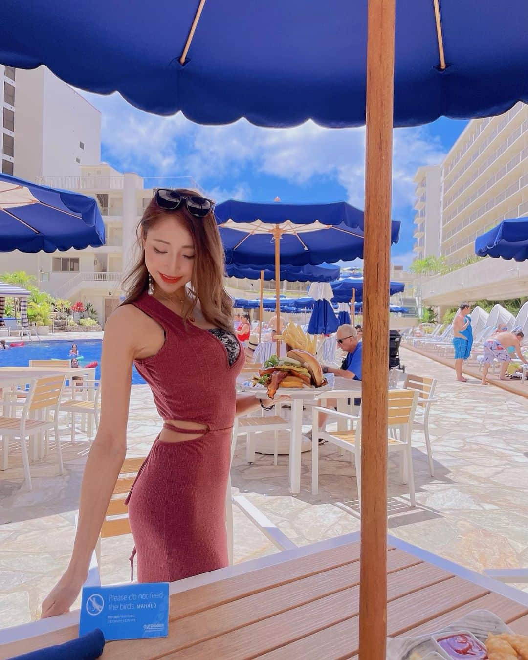 りえちさんのインスタグラム写真 - (りえちInstagram)「☀️ I’m in Hawaii. I had a hamburger lunch.  お勧め聞いてみたけど皆大体言う事同じ！  お寿司だったらすし匠、(予約少し取りづらい) ベーカリーはNandings Bakery イタリアンは2ヶ所betterな所があるみたい💡 行ってみるー！🥰  今は日本人があまり居ないのだけど！ 来月あたりから増えそうな予感💡  治安は日本が最強🇯🇵  #ハワイ #ワイキキ #ホノルル#hawaii #waikiki #aloha #honolulu #hawaiistagram #hawaiilife #lunchtime #beachgirl #japanese #alohastate #lovegolf #hawaiifood #hawaiirestaurants #ハワイグルメ #ハワイ旅行 #ホノルルグルメ #ハワイゴルフ #ゴルフ女子#海外旅行好きな人と繋がりたい #グルメ好きと繋がりたい #ゴルフすきと繋がりたい」4月7日 13時04分 - riechidesu