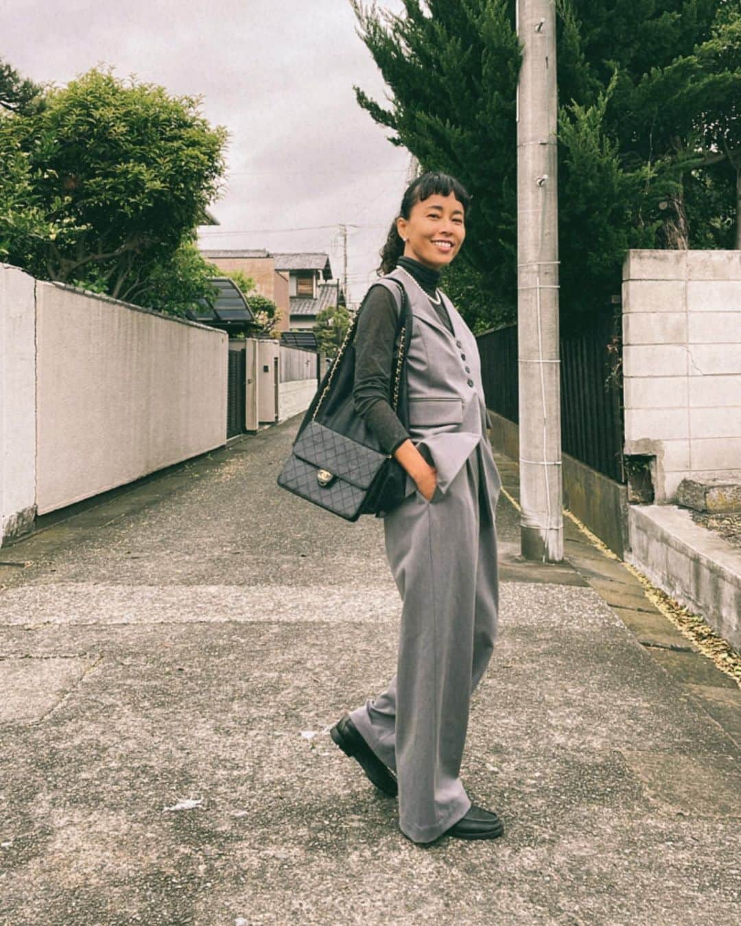 渋木さやかのインスタグラム：「🌸新入学の皆さま おめでとうございます🌸  ⠀ ドングリもピカピカの新一年生。 名前を呼ばれて「はいッ！🙋🏻‍♂️」 だけで、泣けました。 ⠀ ⠀ 　ドングリはずっと「👍」サインを足バタバタしたりアクビしながらこちらに送ってきてましたが、ぜんぜんgoodではないよ。と思ってました。新入生代表のご挨拶をしっかりしてる子見ると「あーかわいい。…子役の子かな😀💕」なんつって感動してますが、毎度ドングリと比べると現実味湧きません。😂　担任の先生、どうぞ宜しくお願いします。  ⠀ ⠀ 結婚したときに義理の両親からいただいた @official_mikimoto パールのネックレスとピアスは、冠婚葬祭全てに使えてます。ありがとうございます✨  ⠀ ⠀ Setup @cavezarosso  Bag vintage @chanelofficial  Shoes @gucci   ⠀  #渋木のオススメ #入学式コーデ #入学式ママコーデ #入園式コーデ #入園式ママコーデ #cavesarosso #6年間お弁当生活　ﾏｼﾞｶ」
