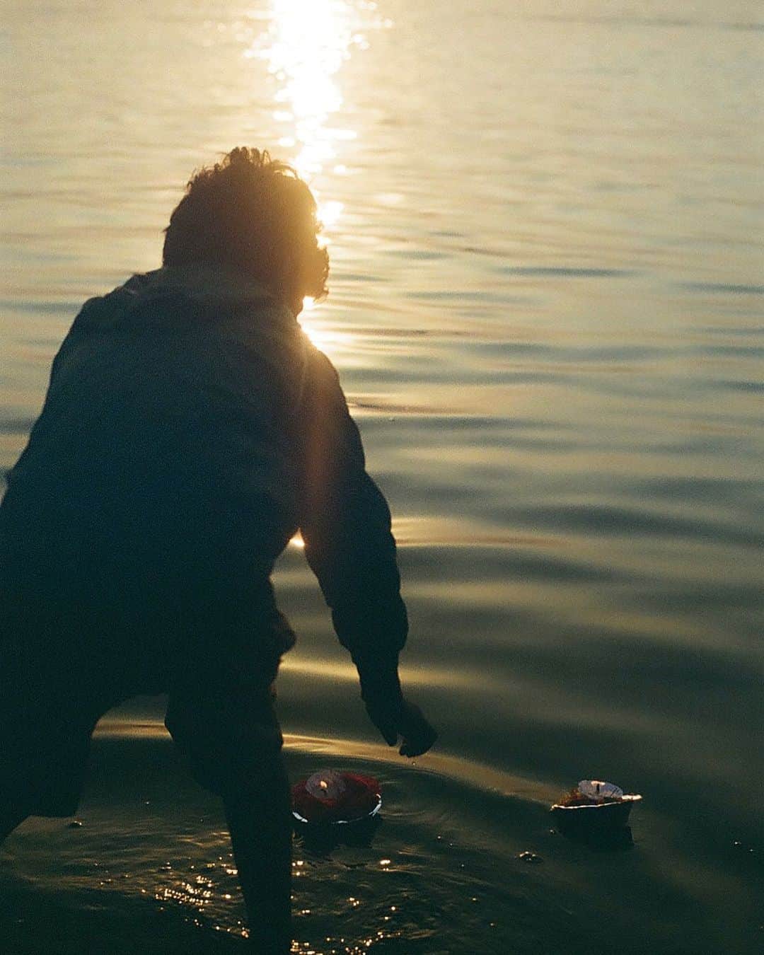 Joe Ideのインスタグラム：「ガンジス川。  蝋燭に火をつけて川に流すのに苦戦しているところを  見かねた少年が代わりにやってくれた💪  助かったぞ。そしていい写真撮れたよ🥰」