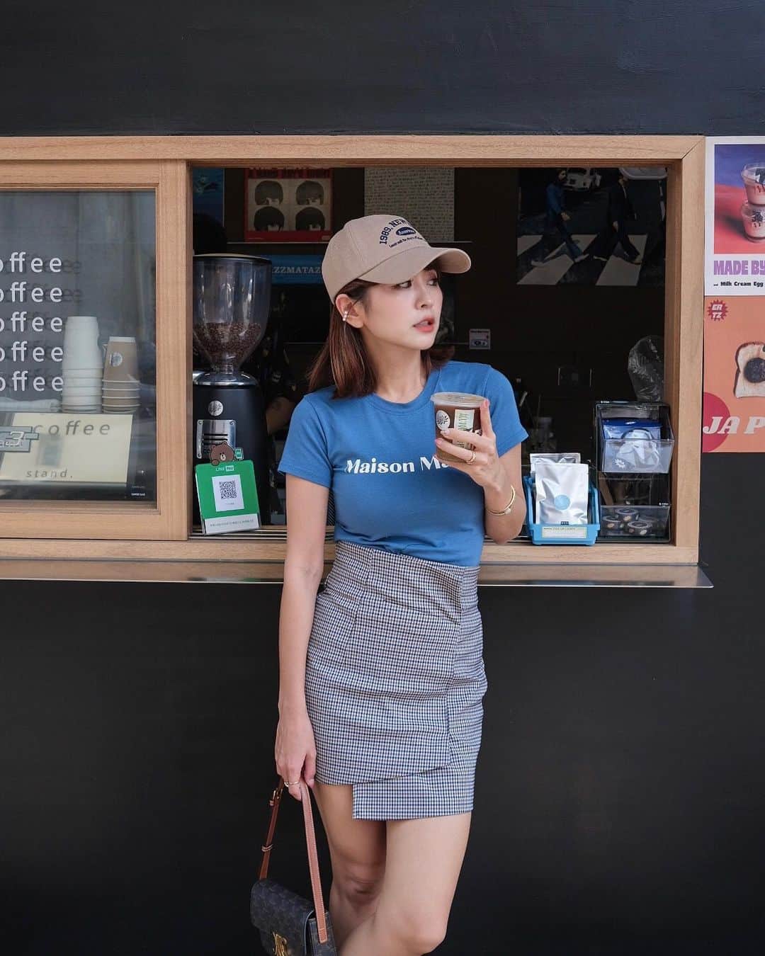 郭圈圈さんのインスタグラム写真 - (郭圈圈Instagram)「這禮拜五來得好突然好驚喜 明天就是週末了😆♥️ 快樂的時光總是過得特別快 怎麼4月一下就過一個禮拜了 - 前幾天去 #二子 外帶了 🍎 #蘋果美式 好喝耶🥰  @ertztogo  📍台南市中西區府中街11號 - #lea_outfit @marule.official  明天工作室有營業唷📢 - 🔗官網下單 marumarulea.com 🔍march17.超親膚棉質彈力英文字母logo上衣$580 🔍 march18.設計感微辣高腰不對稱短裙$1280 🔍 apri32.1989 New York 經典老帽 $580 🔍sept170.時髦日常金幣點綴百搭樂福鞋 $1580」4月7日 13時14分 - helloiamlea