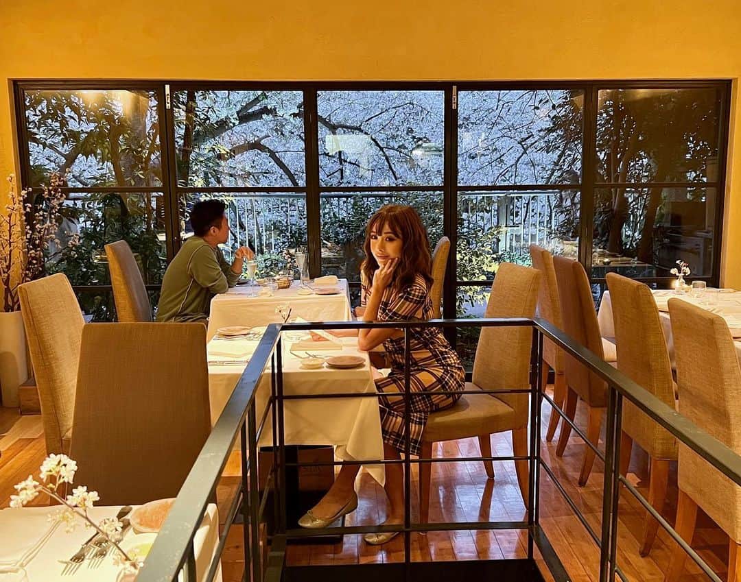 のインスタグラム：「📍La Luna Rossa  お花見散歩してからのお花見ディナー🌸🍽 目黒川沿い散歩してて気になっていたお店🇮🇹 窓一面の桜が綺麗でイタリアンもワインも美味しかった😋🧡  お花見してる通行人の皆様とめっちゃ目が合うから動物園のパンダの気分だよ🐼🙌  そして写真upしてて気付いたのですがメニューが逆さま…🙏 衣装だけでは終わらない逆さま地獄は続く！  #中目黒桜 #目黒川の桜 #桜が見えるレストラン #お花見ディナー #lalunarossa」
