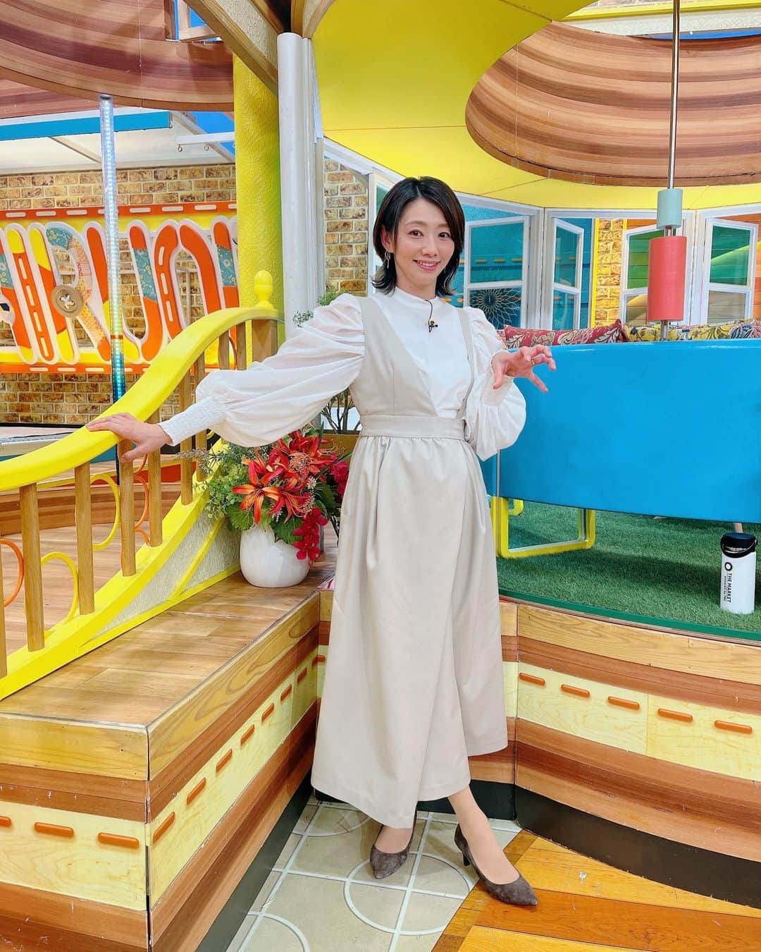 眞鍋かをりのインスタグラム：「たくさん素敵な衣装を着せていただきました。いつも本当にありがとうございます😊  ① #elendeek  ② #arobe  ③ #gracecontinental  ④ #elendeek  ⑤ #gracecontinental  ⑥ #gracecontinental   かわいいお洋服ばかり 一枚できまるワンピース最強です」