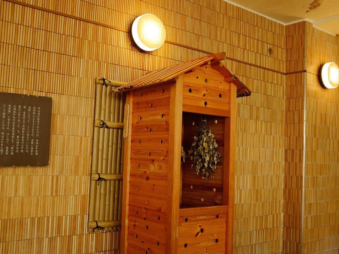 真奈さんのインスタグラム写真 - (真奈Instagram)「北海道札幌市定山渓の 鹿の湯さんがリニューアルされたとのことで1人旅してきました🦌(またガチプライベート)  鹿の蒸(sauna) ストーブかっくいいい オートローリュ45秒長いい 水風呂2種類？！ 外気浴川眺めながらきもちいい  でした。最高でした。 早々に撮影を終わらせて 入らせて頂きました。幸  温泉も最高でした。 日帰り温泉もできます！ お近くの方是非に！ お遠くの方は旅行で是非に！  #鹿の湯　#北海道サウナ #札幌サウナ　#サウナ女子  #サウナイキタイ #sauna #むちむちサウナ　#定山渓」4月7日 13時09分 - manatmnt0116
