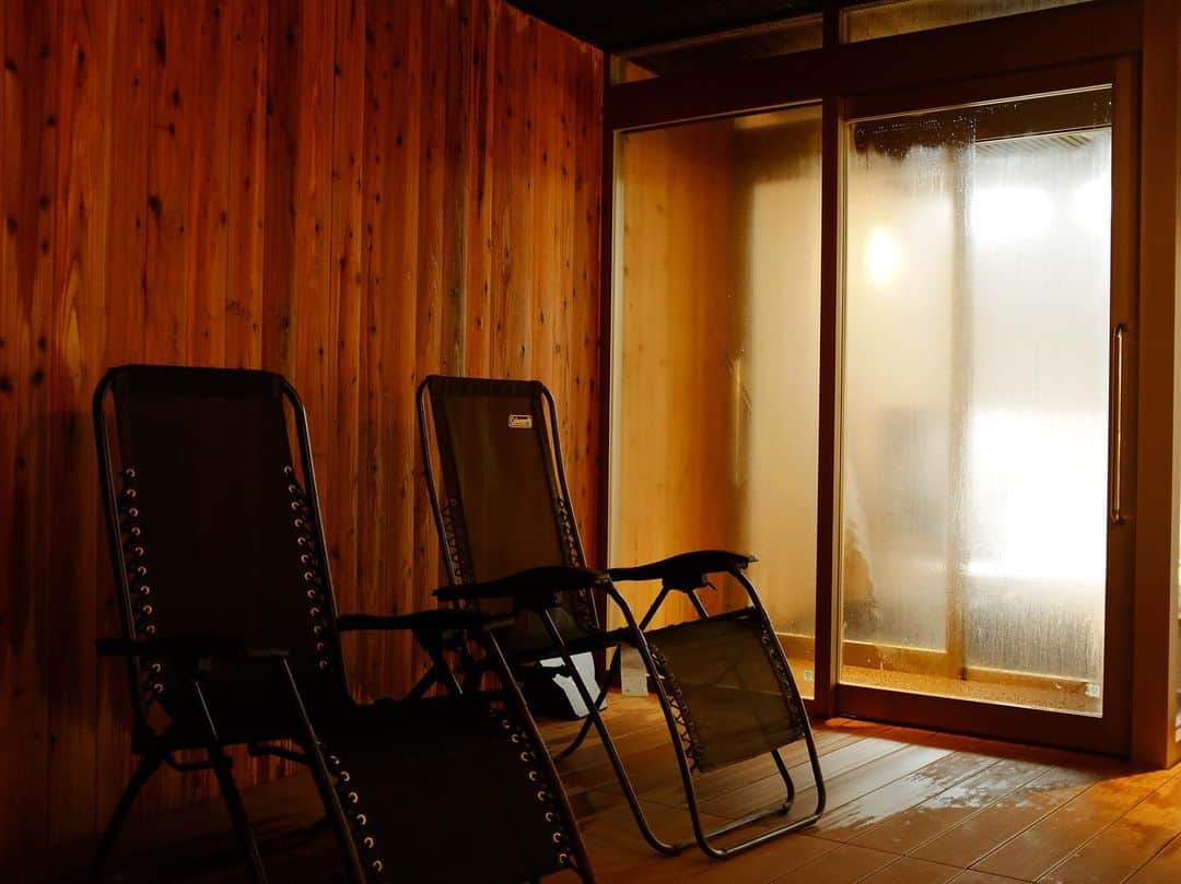真奈さんのインスタグラム写真 - (真奈Instagram)「北海道札幌市定山渓の 鹿の湯さんがリニューアルされたとのことで1人旅してきました🦌(またガチプライベート)  鹿の蒸(sauna) ストーブかっくいいい オートローリュ45秒長いい 水風呂2種類？！ 外気浴川眺めながらきもちいい  でした。最高でした。 早々に撮影を終わらせて 入らせて頂きました。幸  温泉も最高でした。 日帰り温泉もできます！ お近くの方是非に！ お遠くの方は旅行で是非に！  #鹿の湯　#北海道サウナ #札幌サウナ　#サウナ女子  #サウナイキタイ #sauna #むちむちサウナ　#定山渓」4月7日 13時09分 - manatmnt0116