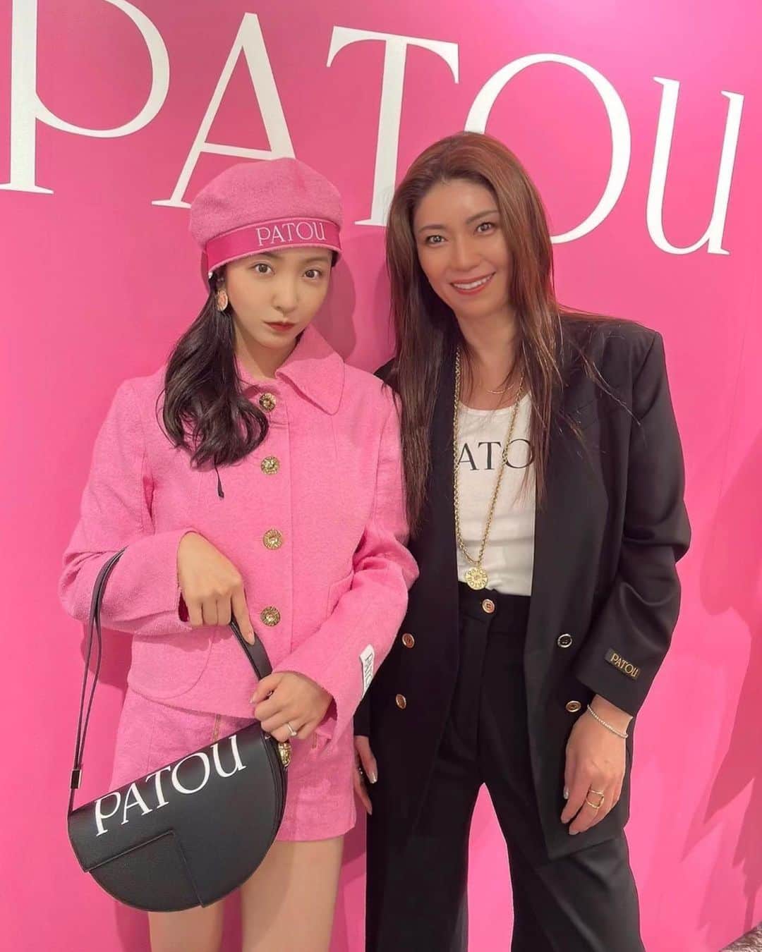 Taki Tanakaのインスタグラム：「#ootd w/ともちん🎀 Parisから帰国して以来、初めて会えたから嬉しかったな。  ともちんは春夏のPATOUルックで 私はシーズン関係なくずっと展開している#パトゥ #エッセンシャル コレクションのアイテムを着ています。  #良いもの好きなものを長く愛そう   #Repost @tomo.i_0703 ・・・ PATOU pop up へ🎀🩰🦩🎟️💗  ポップアップイベントは4日が最終日だったけど 3階に常設のPATOUコーナーがあるので 春夏コレクション見れます🎧 とってもかわいいので🫶🏻  @patou  @guillaumemarcdamienhenry  @iza_official #instorenow  #patou #izastagram」