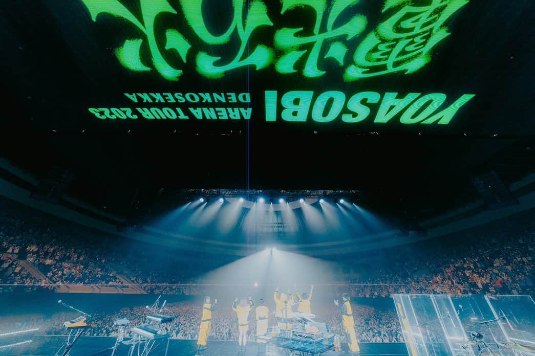 のインスタグラム：「YOASOBI ARENA TOUR 2023『電光石火』  キービジュアルに続いて映像演出もやらせて頂いてます👾  このチームに入れてもらって、本当に最高の経験をたくさんさせてもらってます。感謝ばかり。  素晴らしいツアーの幕開けでした💥  photo by @shumpei_1002  #yoasobi電光石火ツアー #yoasobi #電光石火」