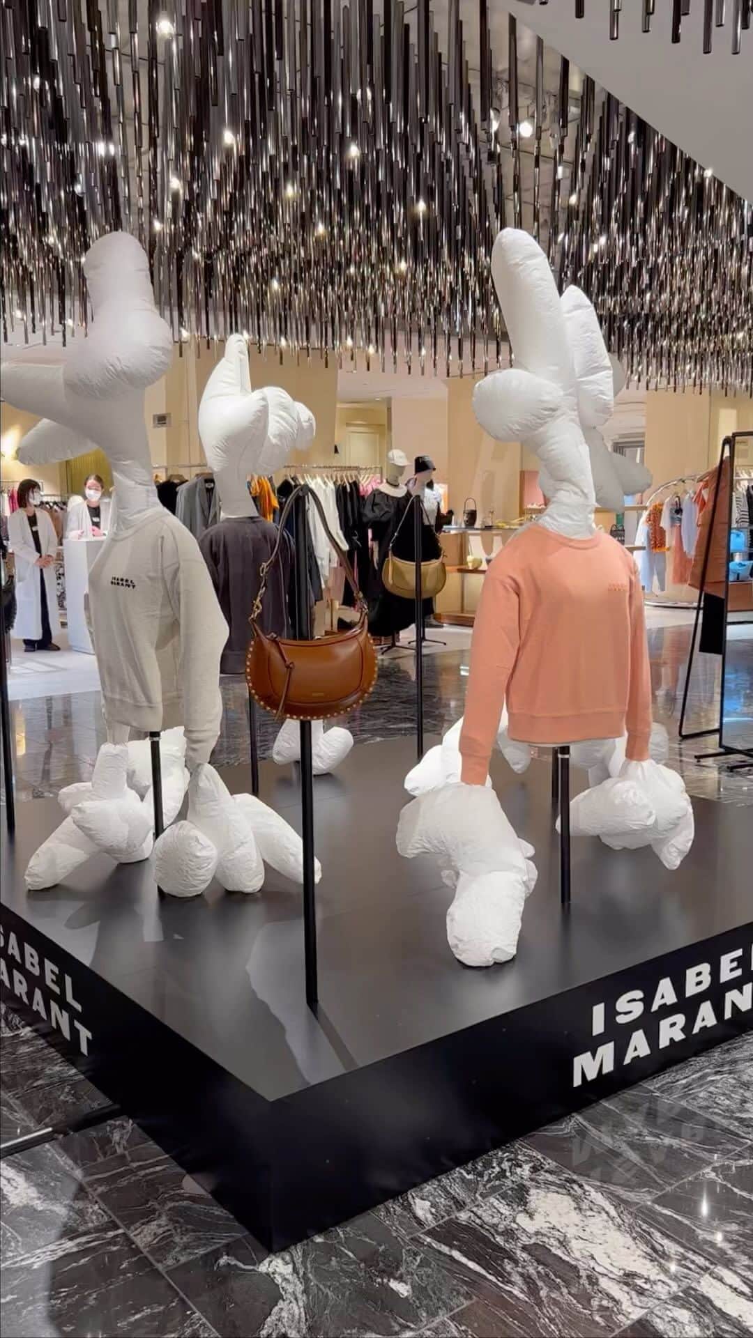 のインスタグラム：「【ニュース】「イザベル マラン（ISABEL MARANT）」が、伊勢丹新宿店 本館3階 ステージ#3 でポップアップを開催する。期間は4月5日から11日まで。  ポップアップは、新アイコンバッグ「オスカンムーン（Oskan Moon）」が登場するほか、2023年春夏コレクションで発表されたあいてむや、アースカラーとキャンパス地を中心としたワードローブなどをメンズ・ウィメンズで取り扱う。  記事全文は @fashionsnapcom プロフィールリンクから🔗  @isabelmarant #isabelmarant #ポップアップ#ポップアップストア#伊勢丹新宿#アーノルドゴロン#arnoldgoron #バッグ#ハンドバッグ#取材_fs」