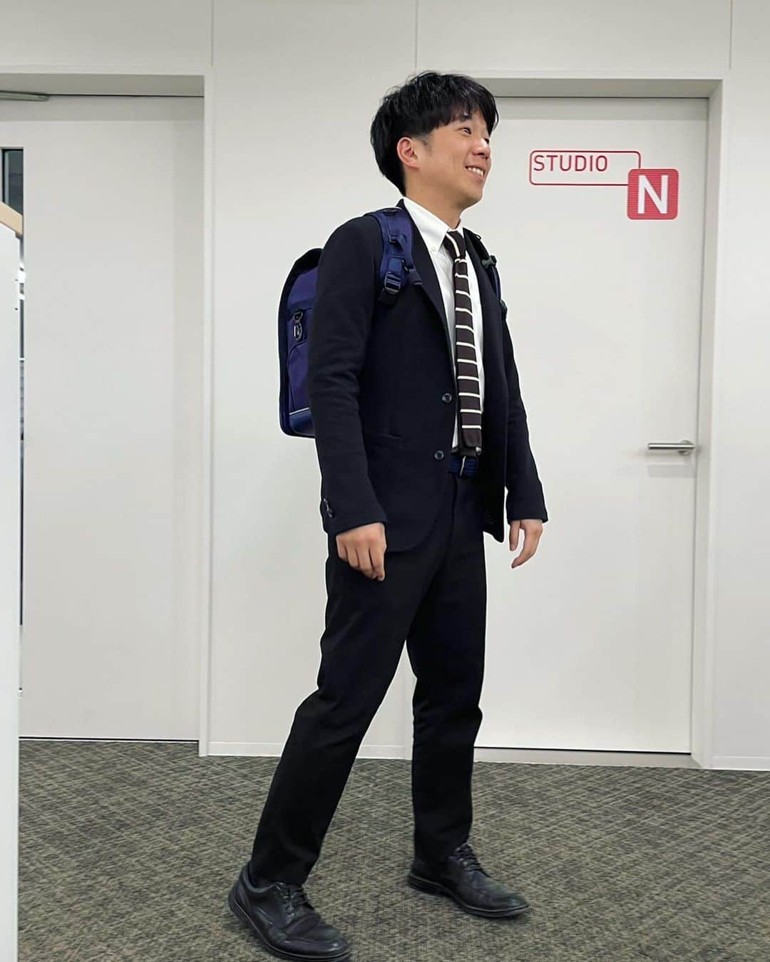 堀内大輝のインスタグラム：「.  ピッカピカの、一年生！！  うそ、ビガビガの社会人9年生です！😙  関わる全ての皆さま、 今年度もよろしくお願い致します！  番組でも紹介したこのランドセル、 廃棄される漁網から作られています。 軽くて丈夫、物がいっぱい入る！  ふつうに背負えました。こういうもん？  #ランドセル #入学式 #新年度 #今日ドキッ」