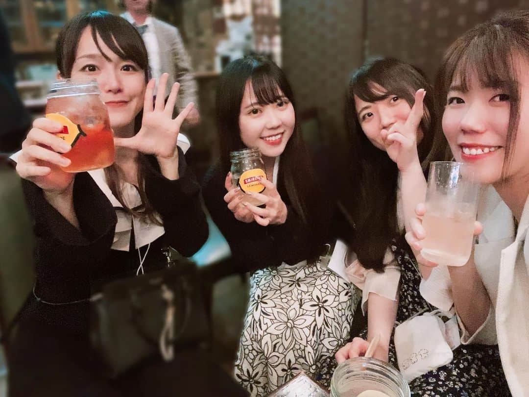 瑞原明奈のインスタグラム：「最高位戦女子ズ。(女子？)  映えグラスに憧れて珍しくスミノフレモネードなるものをチョイスしてみたら肝心のスミノフを入れ忘れたらしくただのレモネードスカッシュでてきました   #最高位戦日本プロ麻雀協会」