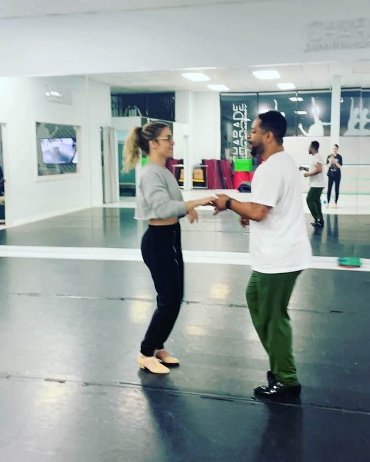 ヘレン・マロウリスのインスタグラム：「Finally put a pair of dance heels back on and got back into class! 💃🏼 Love learning from you guys @we.dance_academy !!! Thanks for always explaining the technical elements and helping me improve🙏🏼 #dancing #salsadancing #classes #danceclass #relaxation #fun #sport」