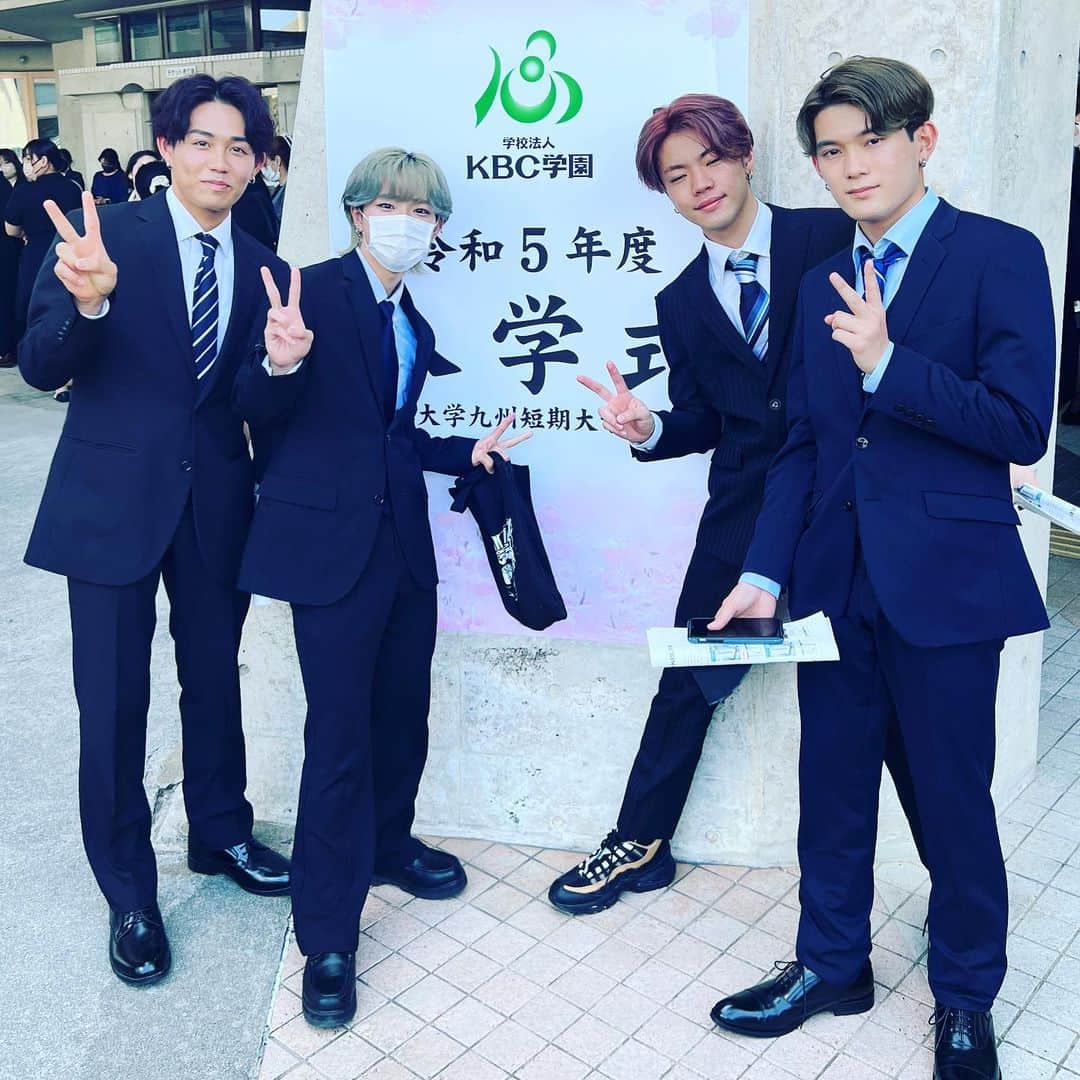 Bmodeのインスタグラム：「🌸2023年度入学式🌸  4月4日にB'mode新入生の入学式が執り行われました✨  これから、皆さんの夢に向かってしっかりサポートして行きます❗️ 一緒に頑張りましょう＼＼\\٩( 'ω' )و //／／  #bmode #ビーモード #ビューティーモードカレッジ #美容学校 #美容 #沖縄 #okinawa #入学式 #instagood #instabeauty」