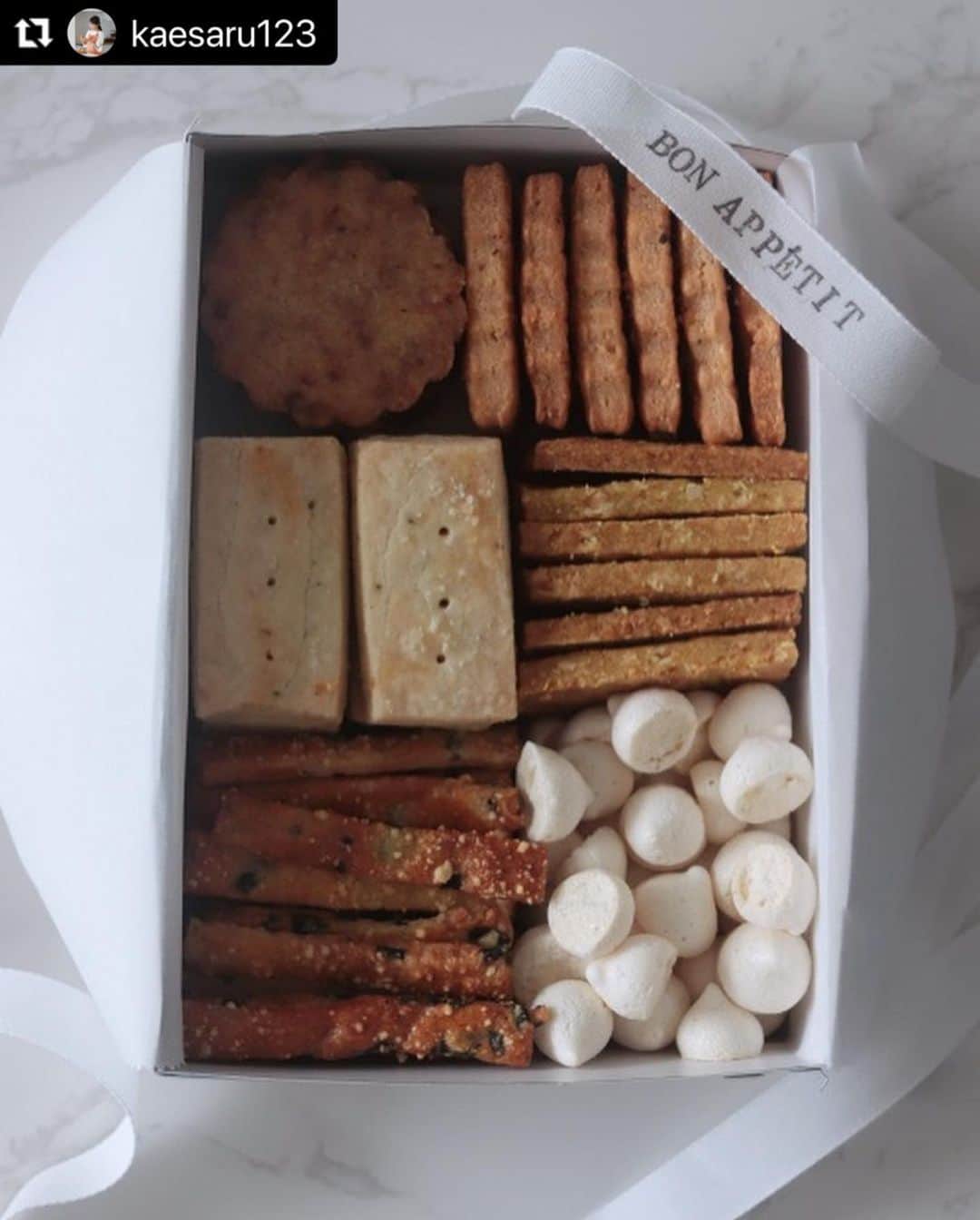のインスタグラム：「手作りギフトにもぴったりですね🍪✨  #Repost @kaesaru123 with @use.repost ・・・ ・ フールセック・サレ缶 別名　おつまみクッキー缶  リクエストレッスンでひっそり行っていたのですが、なかなか開催できず🙏  内容を一新✨  見た目も地味〜にしぶーい感じにしたくて、シックに仕上げました。  残席わずかです。  4月10日　13:30 4月13日  13:30 4月24日　11:30  参加費8000円  追加開催、動画レッスンは善処します！🙏  詳細、ストーリーズ&ハイライトにございますのでよろしくお願いいたします🤲  #lerable動画レッスン #お菓子教室lerable #動画レッスン  #クスパ公認インスタアンバサダー  #お菓子教室  #料理教室東京 #お菓子教室新宿  #初心者歓迎お菓子教室  #クッキー缶 #クッキー缶レッスン  #おつまみクッキー缶  #おつまみクッキー  #フールセックサレ  #フールセックサレ缶  #foursecsalé」
