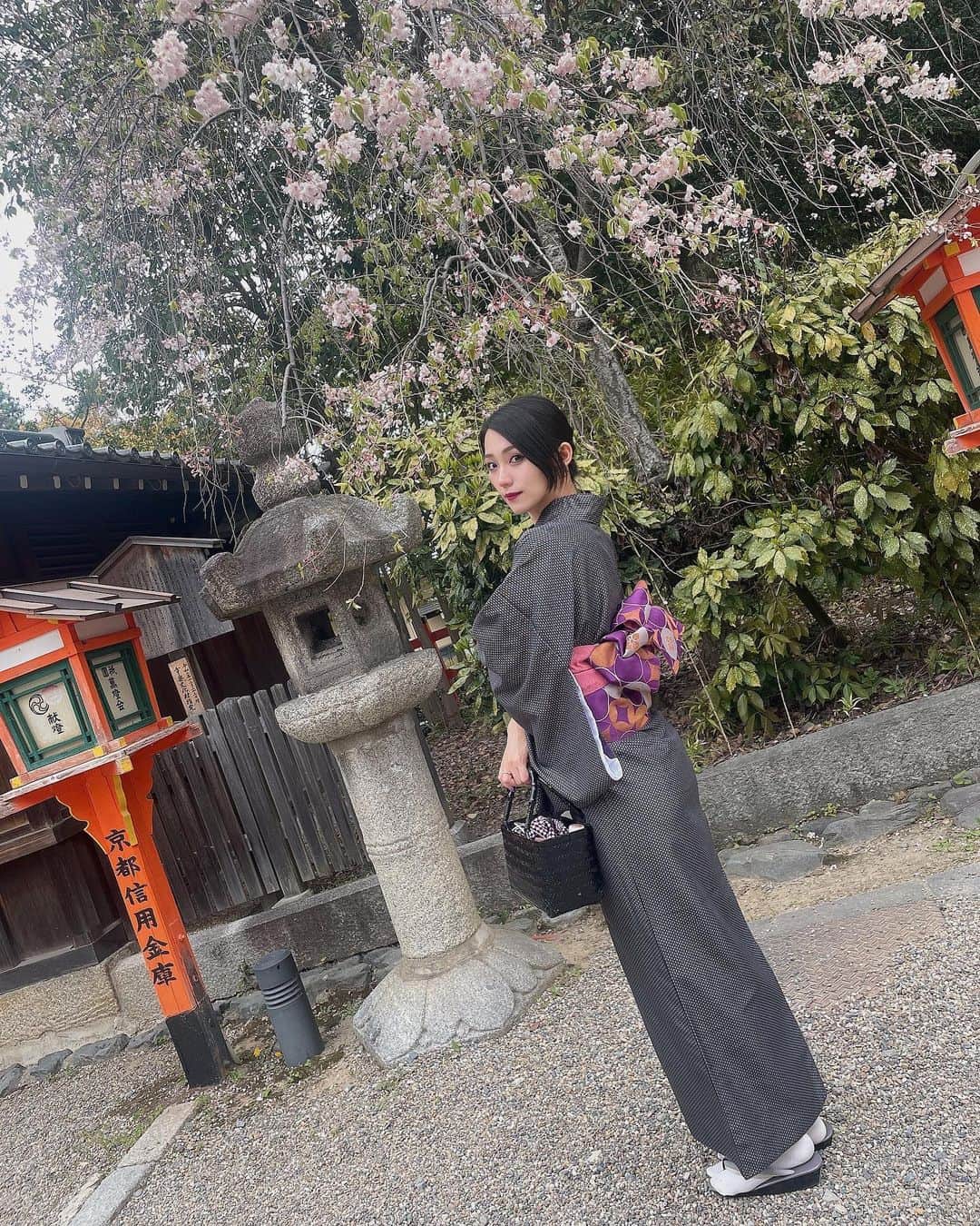 Lunaのインスタグラム：「京都とっても好きです⛩👘 葉桜も儚可愛い。🌸  #京都 #祇園 #着物 #バーレスク東京 #るなみえ」