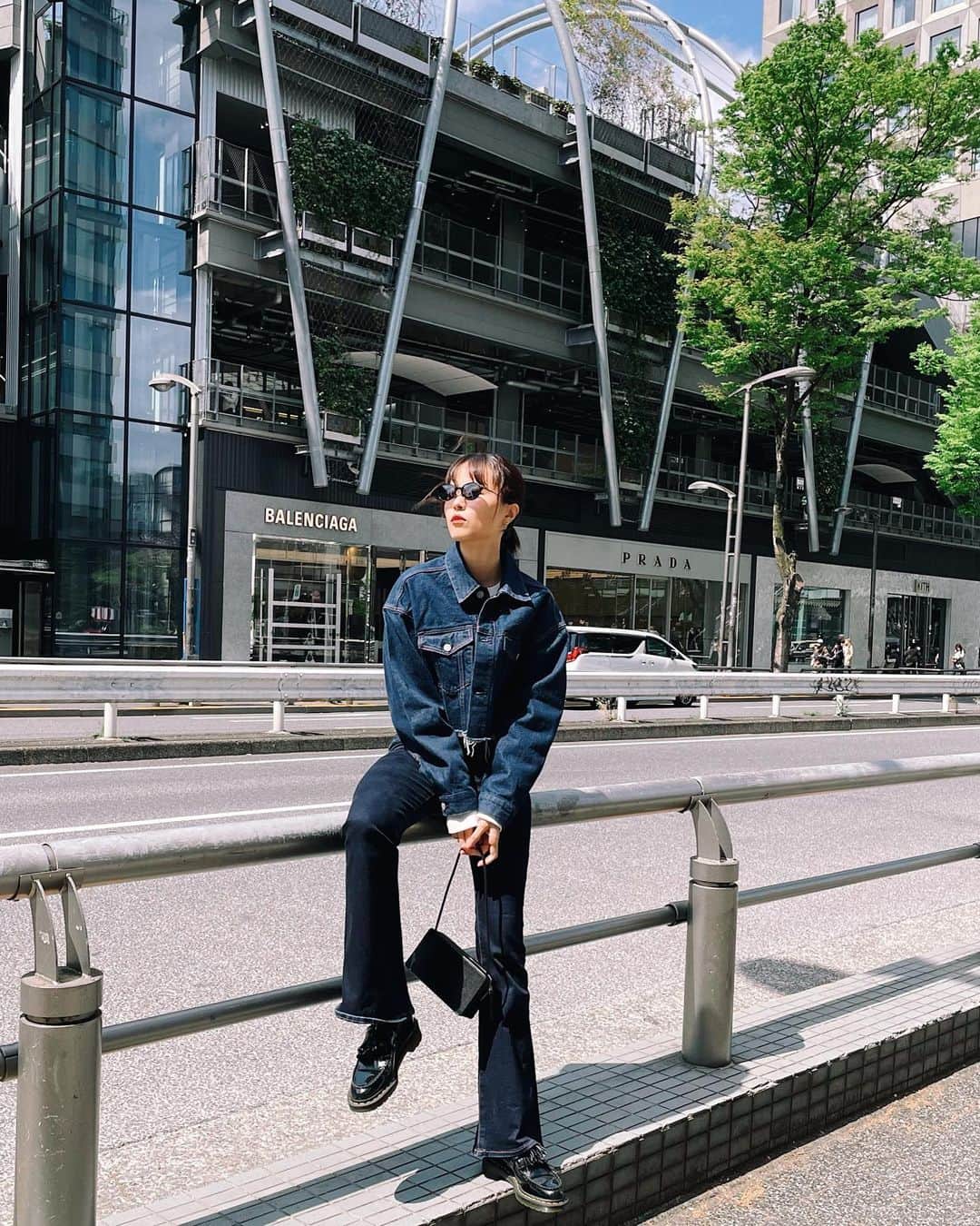 MiracleVellMagicのインスタグラム：「Head-to-toe denim look🫐👖💙  クロップ丈のデニムジャケットがあると、デニムオンデニムやりやすいね😎  (なんだかすごいかっこいい場所で撮ってますけど、たまたま通りかかっただけで、また一度も中に入ったことがない宮下パーク)  #uncrave #buildingblock #headtotoedenim #miyashitapark」