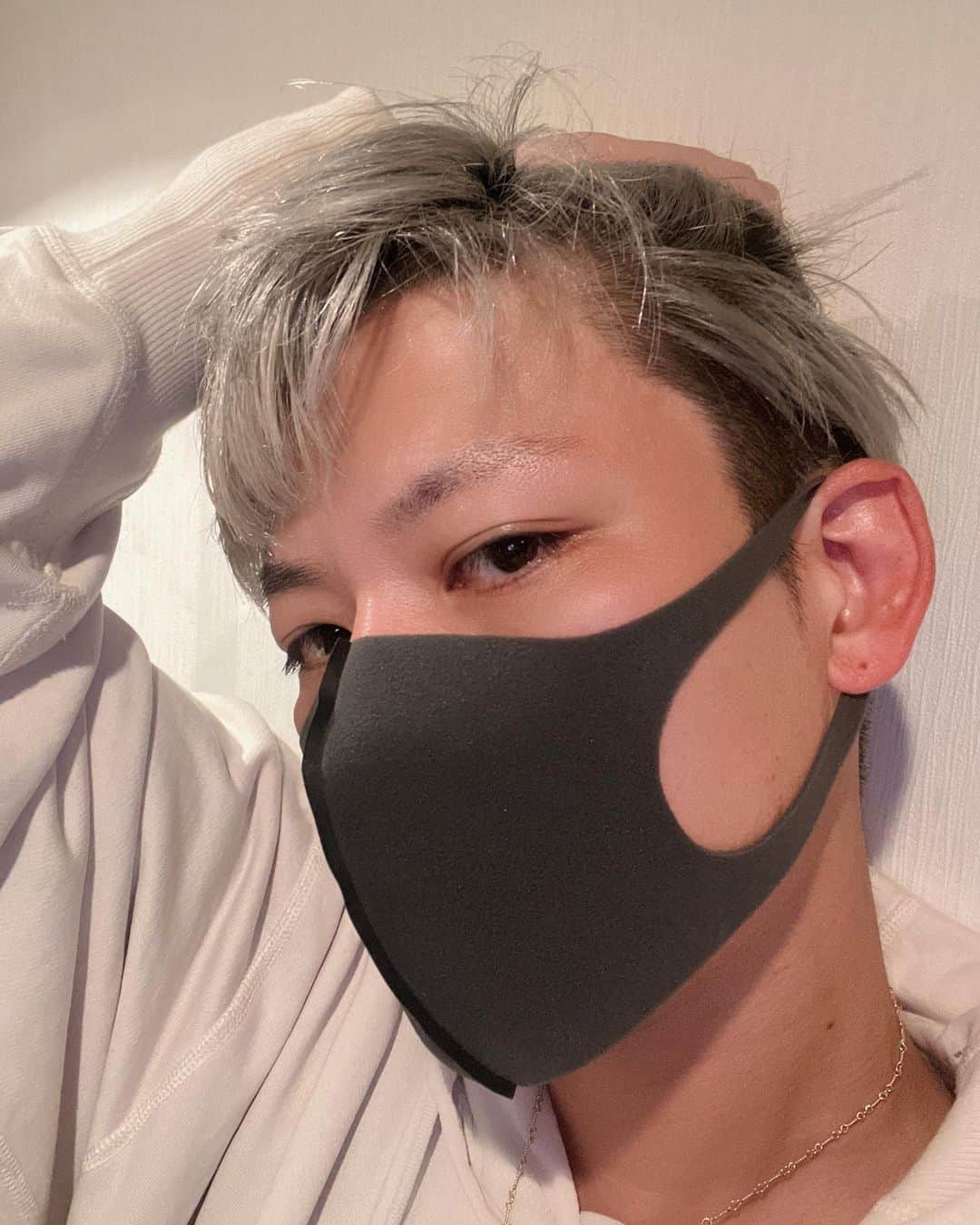 のインスタグラム：「地味に久しぶりのツーブロック #ツーブロック #銀髪 #silverhair」