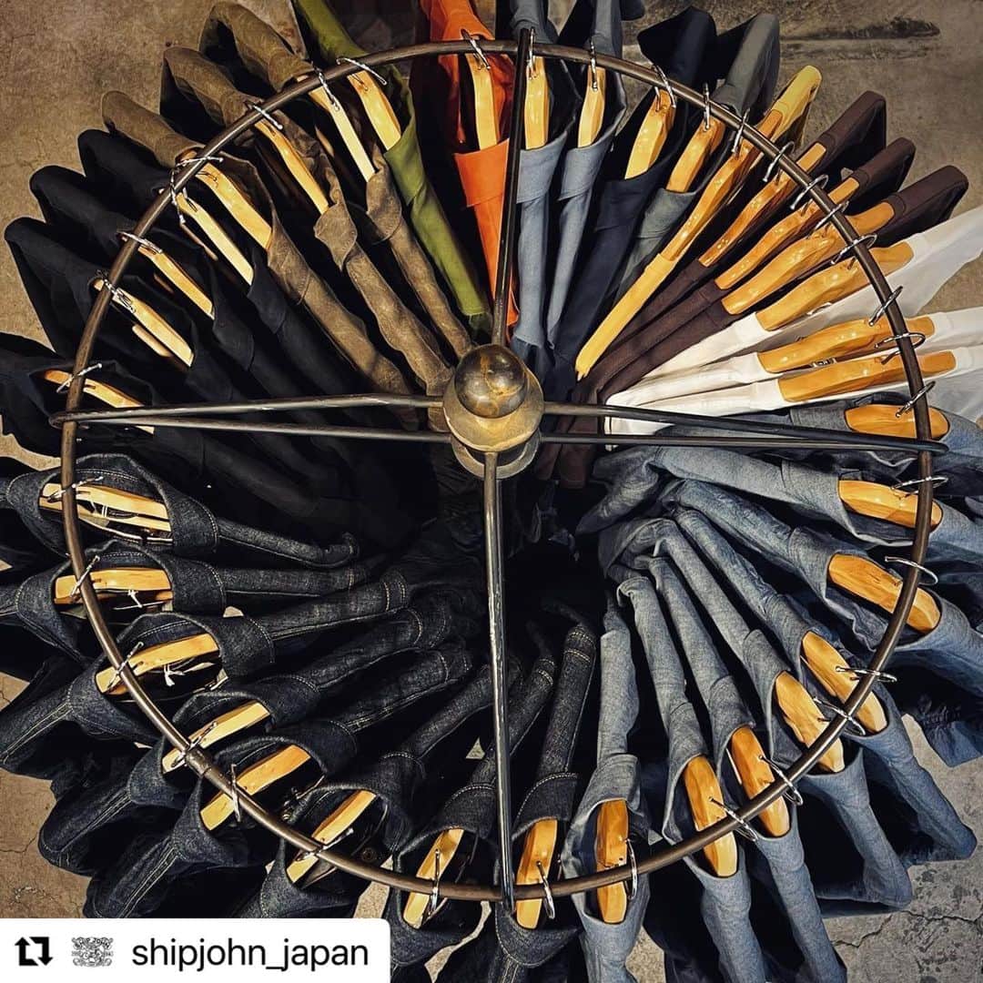 のインスタグラム：「#Repost @shipjohn_japan with @use.repost ・・・ 【イベント告知】 SHIP JOHN新作展示即売会開催！  いよいよ明日、4月8日(土) SHIP JOHNの創業者であるMike氏を迎え、SHIP JOHN JAPAN / WESCO JAPAN大阪本店にて2023年の新作商品をズラリと並べた、『SHIP JOHN 2023 新作展示即売会』を開催します！  当日は、SHIP JOHNが本イベントのために特別に製作した、数々のスペシャルな製品をご覧頂ける、またとない特別な一日となるでしょう！  ぜひ、皆さまお誘い合わせのうえご来店をお待ちしています！！ ・ 【Staff Blog】 https://wescojapan.blogspot.com/2023/04/ship-john-2023.html?m=1 ・ @wesco_japan アカウントトップのURLからブログへリンクします。 ・ 〜〜〜〜〜〜〜〜〜〜〜〜〜〜〜〜〜〜〜〜〜〜〜〜〜〜〜〜〜〜〜〜〜〜〜〜〜〜〜〜〜 『SHIP JOHN 2023 新作展示即売会』 日時：４月８日(土) 時間：１１：００ - １７：００ 場所：SHIP JOHN JAPAN / WESCO JAPAN 大阪本店 ０６−６７８３−６８８８ 　　　大阪府東大阪市高井田西１−１−１７ 💻 地図を見る 〜〜〜〜〜〜〜〜〜〜〜〜〜〜〜〜〜〜〜〜〜〜〜〜〜〜〜〜〜〜〜〜〜〜〜〜〜〜〜〜〜 #shipjohn #shipjohnjapan #wescojapan #madeinUSA #oregon #portland #workwear #workwearstyle」