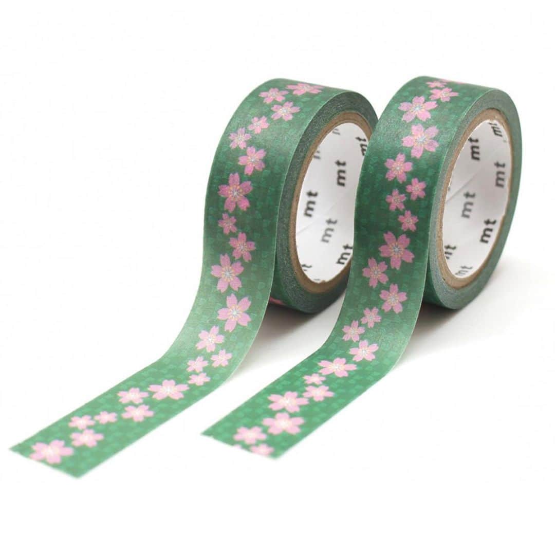 mt masking tapeさんのインスタグラム写真 - (mt masking tapeInstagram)「. 4月の購入者プレゼントmtは「桜」です。  mt LIFE STOREでは、月ごとに変化する「お花」をモチーフにしたテープをプレゼントいたします。今月は卒入学など新たなスタートを彩ってくれる、日本を代表する花「桜」をお届けいたします。  ご注文いただいた方から順次同封させていただきます。数に限りがあり、なくなり次第終了となりますのでご了承くださいませ。  ※卸会員様にはお届けしておりませんので、何卒ご了承ください。  ※プレゼントテープの絵柄は予告なく変更になる場合もございます。  #マステ沼 #カモ井加工紙 #カモ井 #kamoi #mtマスキングテープ #mtmaskingtape #カモ井加工紙株式会社 #マステ好きな人と繋がりたい #文房具好きな人と繋がりたい #mtマステ  #マスキングテープ活用法 #マステ活用法 #プレゼント #限定テープ」4月7日 13時53分 - mt_masking_tape