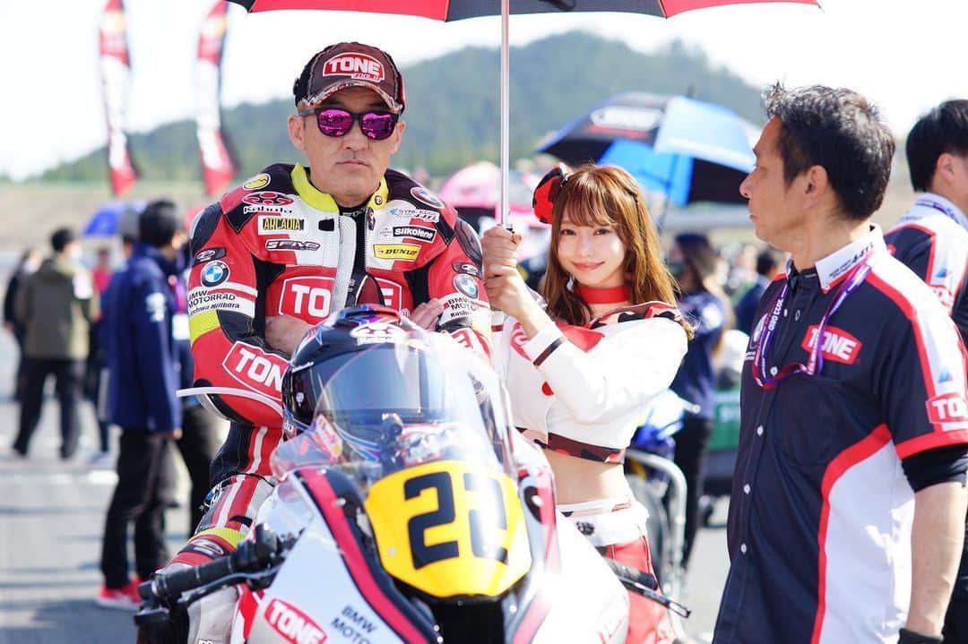 城戸ひなののインスタグラム：「* グリッドウォークありがとうございました🏍⛱🤍❤️🖤 . . . #tonertsyncedge4413bmw  #tonetool  #工具  #madeinjapan  #ロードレース  #バイク  #全日本ロードレース選手権  #レースクイーン  #かわいい  #cute  #superbike  #motorcycle  #race  #rq  #racequeen  #followme」