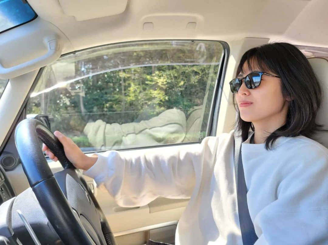 本仮屋リイナのインスタグラム：「JALのタイムセールで無事GWの航空券を購入できました🫶⁡(今日までなので、まだ間に合います！)⁡⁡ ⁡行先は、四国☺☺⁡⁡ ⁡行きは飛行機で、帰りはなんと、車で10時間かけて帰ります🚗(夫は往復車移動)⁡ ⁡ 夫の家族は車で10時間移動は全然普通に楽しく行ける距離だそう。 わたしと子供たちは⁡⁡⁡これまでMax3時間程しか乗ったことがないので、今回は帰りだけ、がんばってみます。 ⁡ ⁡最近わが家にやってきた頼もしい相棒デリカでなら長時間も苦にならず、移動出来ると信じて....⁡✨⁡ ⁡⁡ ⁡to be continue🚗ドゥーン ⁡⁡ ⁡#デリカからひょっこリイナ⁡」