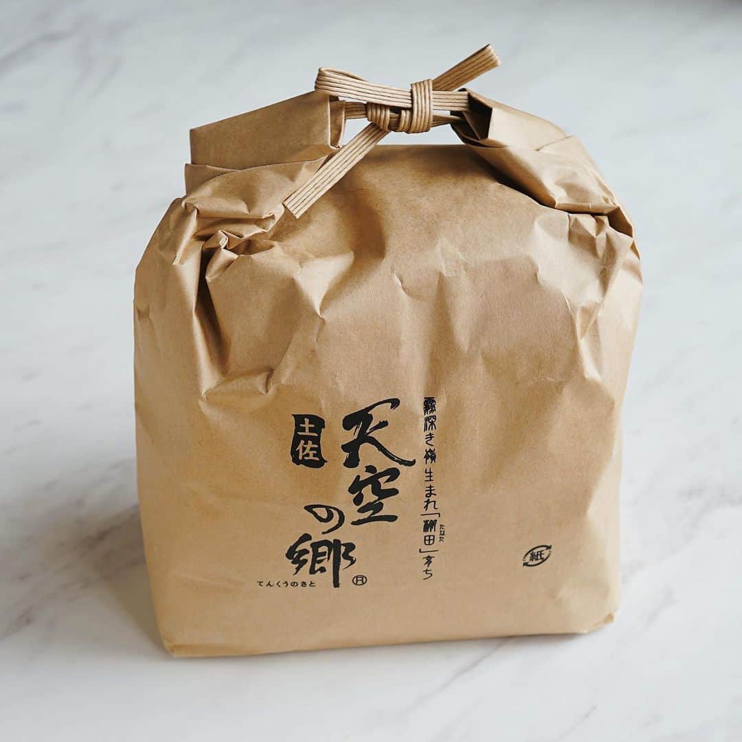 hirokoさんのインスタグラム写真 - (hirokoInstagram)「🌱2023.4.7（金）☔️ ✽.｡.:*・ﾟ #hiroponのおうちごはん ⁡ 本日の日替わりランチ🥢 「お刺身定食」で〜す ⁡ menu📝 ▪︎ お刺身2種盛り（ｻｰﾓﾝ･ﾊﾏﾁ） ▪︎ ごはん ▪︎ 豆腐とワカメの味噌汁 ▪︎ レンコンとこんにゃくの甘辛煮 ▪︎ 菜の花のお浸し ⁡ ⁡ 今日のお米は🌾 @kochi.motoyama さんの 高知県本山町のブランド米 #土佐天空の郷 にこまる ネーミングが可愛いよね〜 ⁡ ふっくらツヤツヤ✨ほんのり甘みも感じる 美味しいお米🌾で炊くごはんは最高👍 2杯いけちゃいます🍚🍚 ⁡ ⁡ ⁡ .........The end 🍚🥢 #PR  #高知県れいほく地区ブランド米  #高知県れいほく地区にこまる  #高知県れいほく地区ヒノヒカリ #日本一のブランド米  #高知のお米 #昼ごはん #昼時間 #昼食 #定食 #和定食 #和食 #おうちごはん #おうちごはん通信 #おうちごはんLover #おうち時間 #くらしメイド #いつものごはん #日々の食事 #手作りごはん #snapdish #macaroni #locari_kitchen #lin_stagrammer ・」4月7日 14時01分 - hiropon0201