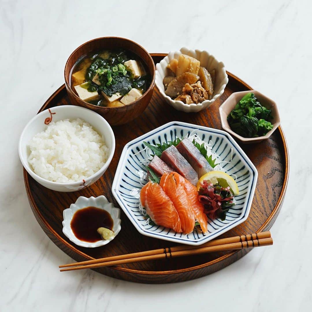 のインスタグラム：「🌱2023.4.7（金）☔️ ✽.｡.:*・ﾟ #hiroponのおうちごはん ⁡ 本日の日替わりランチ🥢 「お刺身定食」で〜す ⁡ menu📝 ▪︎ お刺身2種盛り（ｻｰﾓﾝ･ﾊﾏﾁ） ▪︎ ごはん ▪︎ 豆腐とワカメの味噌汁 ▪︎ レンコンとこんにゃくの甘辛煮 ▪︎ 菜の花のお浸し ⁡ ⁡ 今日のお米は🌾 @kochi.motoyama さんの 高知県本山町のブランド米 #土佐天空の郷 にこまる ネーミングが可愛いよね〜 ⁡ ふっくらツヤツヤ✨ほんのり甘みも感じる 美味しいお米🌾で炊くごはんは最高👍 2杯いけちゃいます🍚🍚 ⁡ ⁡ ⁡ .........The end 🍚🥢 #PR  #高知県れいほく地区ブランド米  #高知県れいほく地区にこまる  #高知県れいほく地区ヒノヒカリ #日本一のブランド米  #高知のお米 #昼ごはん #昼時間 #昼食 #定食 #和定食 #和食 #おうちごはん #おうちごはん通信 #おうちごはんLover #おうち時間 #くらしメイド #いつものごはん #日々の食事 #手作りごはん #snapdish #macaroni #locari_kitchen #lin_stagrammer ・」