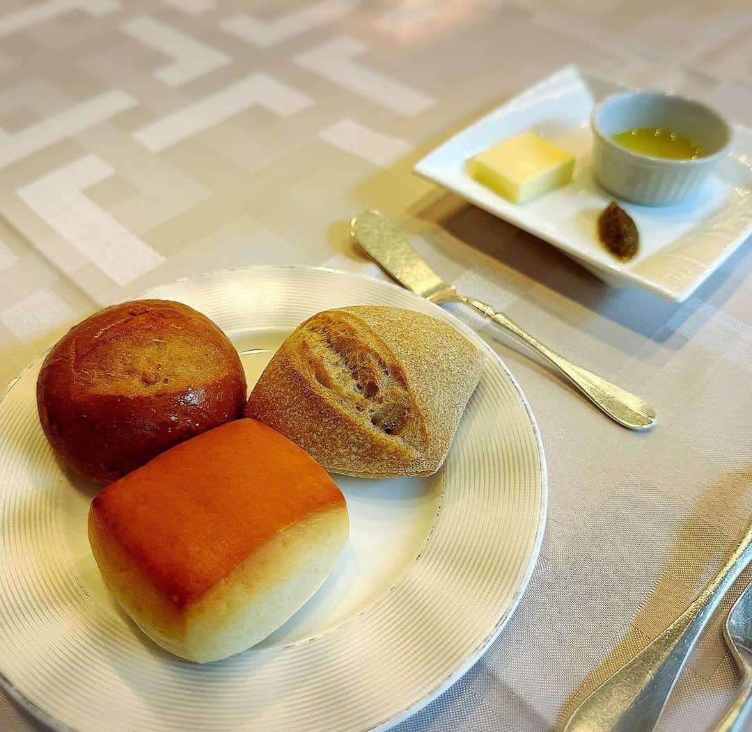 とぎもちさんのインスタグラム写真 - (とぎもちInstagram)「. 【高松 🇯🇵 다카마쓰】  友達と知り合いの働くお店 ぐりる屋島さんでフランス料理のコース🍽💕  お料理全部美味しかった。。 一つ一つすごく丁寧で 盛り付けも美しい。  ここは間違いない お祝い、デート、贅沢ディナー ほんとおすすめです😭💓  #ぐりる屋島 #高松国際ホテル #高松国際ホテルディナー #グリル屋島 #grill屋島 #그릴야시마 #다카마쓰 #다카마쓰맛집 #高松ディナー #高松グルメ #高松フランス料理 #とぎもちフランス料理 #とぎもちぐりる屋島 #とぎもち高松国際ホテル」4月7日 14時16分 - togistagram