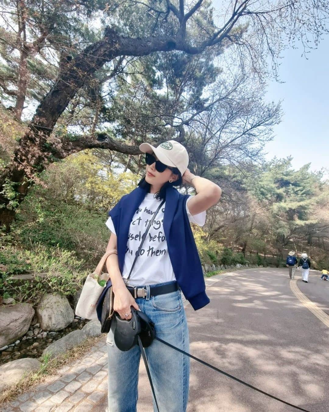 チェ・ジョンアンさんのインスタグラム写真 - (チェ・ジョンアンInstagram)「비온뒤갬🤗🌞  싱그러운봄💚  나랑 같이 걸을래?🐶」4月7日 14時09分 - chae_jungan