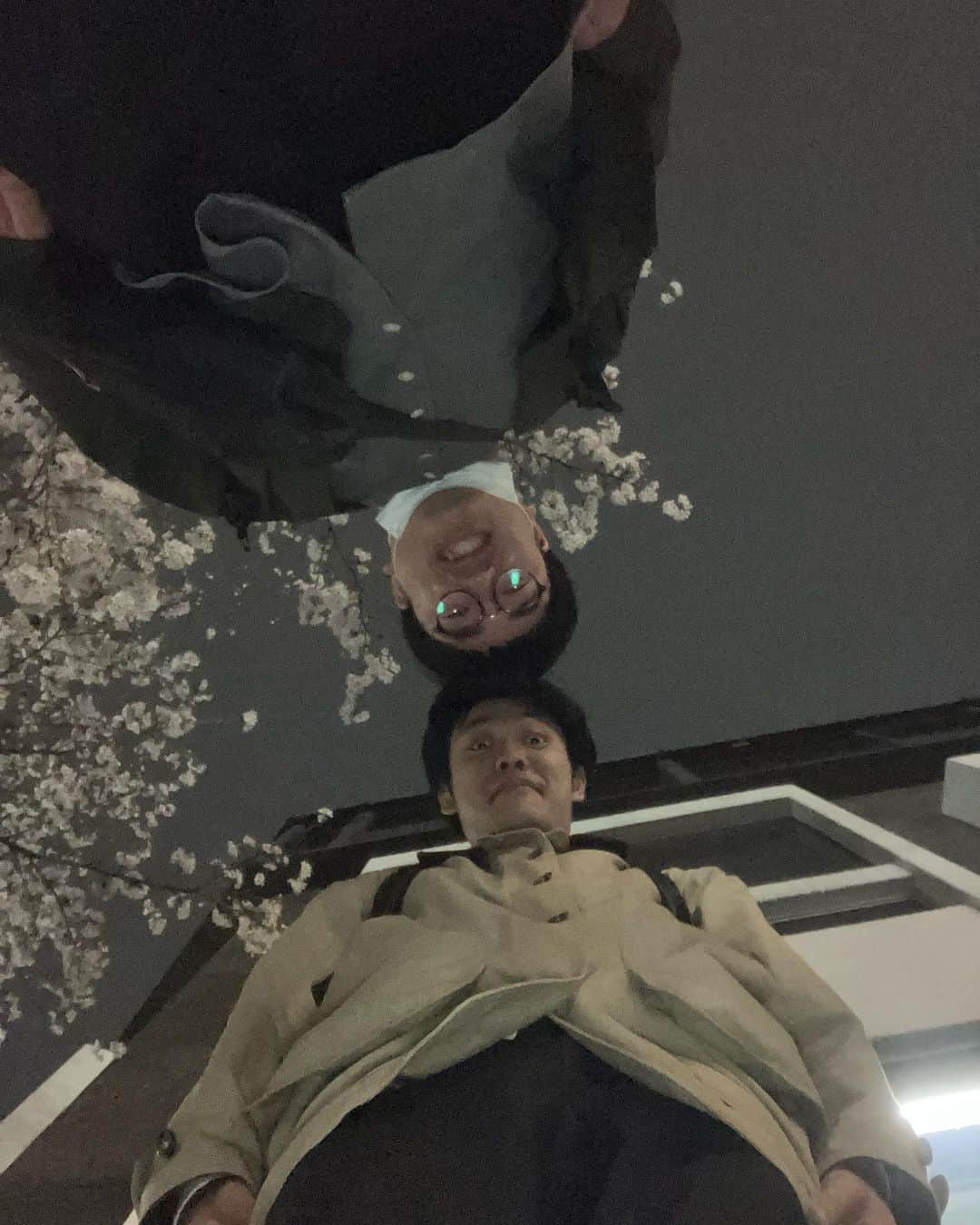 村民代表南川さんのインスタグラム写真 - (村民代表南川Instagram)「23/3/29(水)「首領猿ライブ」でした。  できたてコントを。なんかずっと惜しい感触。 とりあえず要らないパーツを摘出するところから。まだまだ良くできますきっと。  写真。 #メガネロック大屋 さんと。お互いが最大限大きく見える写真を撮ろうと試みました。 #村民代表南川」4月7日 14時12分 - son_d_min