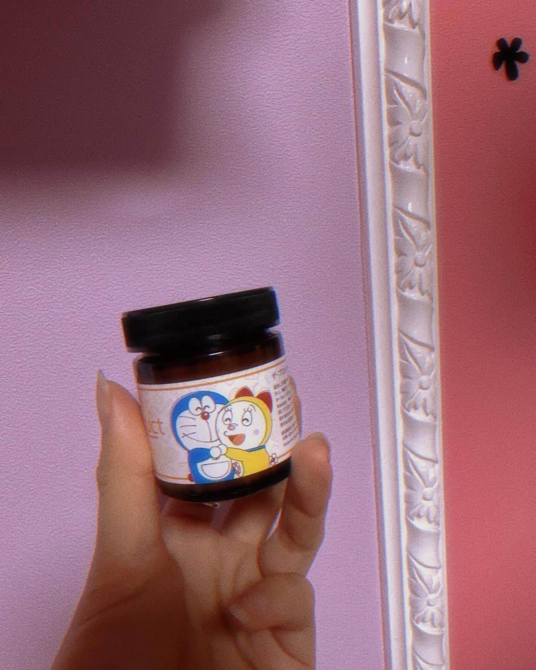 山崎春佳さんのインスタグラム写真 - (山崎春佳Instagram)「😆🌸  大好きな @theproduct.jp のヘアワックス。 香りや使用感が大好きで何度リピートしたことか🤣  そして今はまさかのドラえもんデザイン.ᐟ.ᐟギフトで 頂いたのだけどかわいすぎる🥹✧ デザインによって香りが違うよんっ ブルーの定番はもちろん、ピンクのダマスクローズも かなり好み🫶🏻  今回初めてヘアシャインセラム(2枚目のシュッシュする タイプ)を使ってみたらスタイリングによすぎて…！ ドライすぎる私の髪の毛を長時間しっかりウェットに 仕上げてくれる💯  #ドラえもん #ドラえもんグッズ #ドラえもんヘアワックス #ドラちゃん #癒される #プロダクト #プロダクトワックス #ヘアスタイリング #髪の毛 の話 #ヘアケア」4月7日 14時26分 - haruka_yamazaki