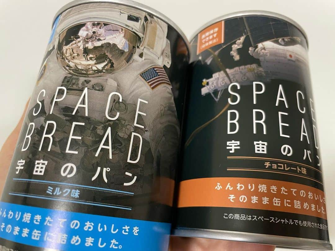 酒井雄二のインスタグラム：「以前キタヤマにもらった、宇宙食の缶入りパン スペースブレッド。 プルトップ缶を開けると紙に包まれたパンが。甘い香り。宇宙食はもっと軽量化のためにドライかな？と思いきや、非常にしっとりで意外！ 宇宙で菓子パンなんてロマンだな…と紙を（ケーキの型みたいに）はがして食べるのですが、丸い底紙をはがし忘れてもぐもぐしちゃったので皆さんはご注意！（おれだけか） #ローカルパンハンター #ローカルじゃないパンハンター #おやつパトロール #スペースブレッド」