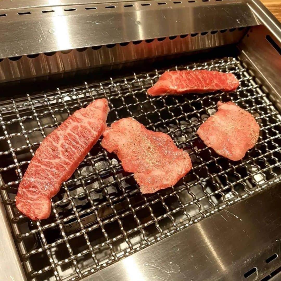 あだち理絵子さんのインスタグラム写真 - (あだち理絵子Instagram)「#和牛料理一石三鳥  @1seki3cho_osaka   続いて #焼肉　たれ部門 ・上ハラミ　サーロイン　ウチモモ  んーーー！ んまっ。  甘めのタレでしつこさはナシっ。  このテーブルに備えつけられた ロースター自体が 煙を吸ってくれて 全く煙たくないのも素晴らしい。  ・カメノコの熟成肉  キメの細かい赤みの希少部位をじっくり炭火で塊肉で火入れしてくれてました。  うん、素晴らしい。 硬さはあるが肉の甘みが感じられ、薬味の山椒味噌の美味い！  #ソンマッコリ　 最高級生マッコリ　が置いてあるのも素敵。 これ美味すぎて、ネットで購入したもんね。  ホルモン部門もあります。 ・テッチャン　キモ  味噌だれもいい！ 私、焼く肝は苦手なんだけどここのは食べれたねー。 小腸はちょっと油ぽすぎて チシャとか欲しくなった。  そしたらお口直しで、  ・新玉ねぎのブランマンジェと時雨煮 が出てきた。  これも素晴らしいハーモニー  ・小腸とアサリとプチトマトの土鍋ご飯  珍しい！ なかなかない組み合わせ。 小腸の甘い脂とプチトマトの酸味、アサリからの出汁も憎い。  個人的には小腸をもっと細かくした方がいいなーと思いました。  食べきれない私はおにぎりにして、密閉袋でお土産にしてもらいましたーー💕  まだ続く  #福島#福島グルメ #中之島グルメ #肉料理#隠れ家#グルメが集まるお店  #グルメ#美食会」4月7日 14時22分 - adachi.rieko