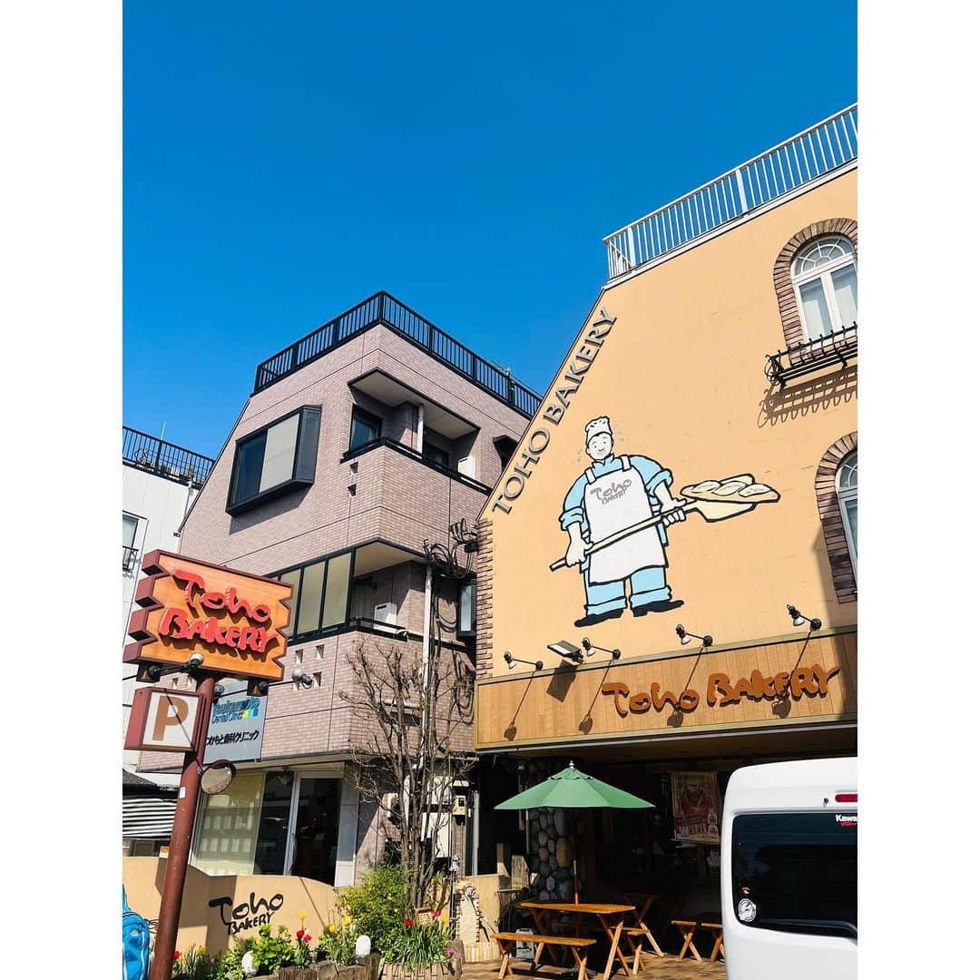 有明ゆなさんのインスタグラム写真 - (有明ゆなInstagram)「三鷹の森ジブリ美術館の 近くになる パン屋さん @tohobakery さんに 行ってきたよ🐱✨ . カレーパン ＧＯＬＤ塩バターロール テレビ📺でも とりあげられている パン屋さんなんです🍞 . 駅からは ちょいと遠いですが 歩けない距離ではないけど バスがオススメです🚌 . ベンチもあるし 日向ぼっこしながら パンが食べれて 花壇にはお花が咲いてる🌼 . こうゆう 自然を感じさせてくれる 場所って好きなんだよねー🎈 . . . . PR @tohobakery #三鷹パン #パン #tohobakery #パン屋 #カレーパン #トーホーベーカリー #吉祥寺パン #東京パン屋」4月7日 14時27分 - ariake_yuna