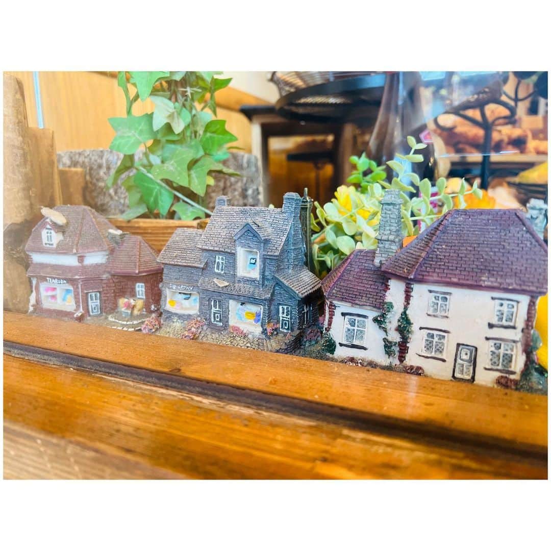 有明ゆなさんのインスタグラム写真 - (有明ゆなInstagram)「三鷹の森ジブリ美術館の 近くになる パン屋さん @tohobakery さんに 行ってきたよ🐱✨ . カレーパン ＧＯＬＤ塩バターロール テレビ📺でも とりあげられている パン屋さんなんです🍞 . 駅からは ちょいと遠いですが 歩けない距離ではないけど バスがオススメです🚌 . ベンチもあるし 日向ぼっこしながら パンが食べれて 花壇にはお花が咲いてる🌼 . こうゆう 自然を感じさせてくれる 場所って好きなんだよねー🎈 . . . . PR @tohobakery #三鷹パン #パン #tohobakery #パン屋 #カレーパン #トーホーベーカリー #吉祥寺パン #東京パン屋」4月7日 14時27分 - ariake_yuna