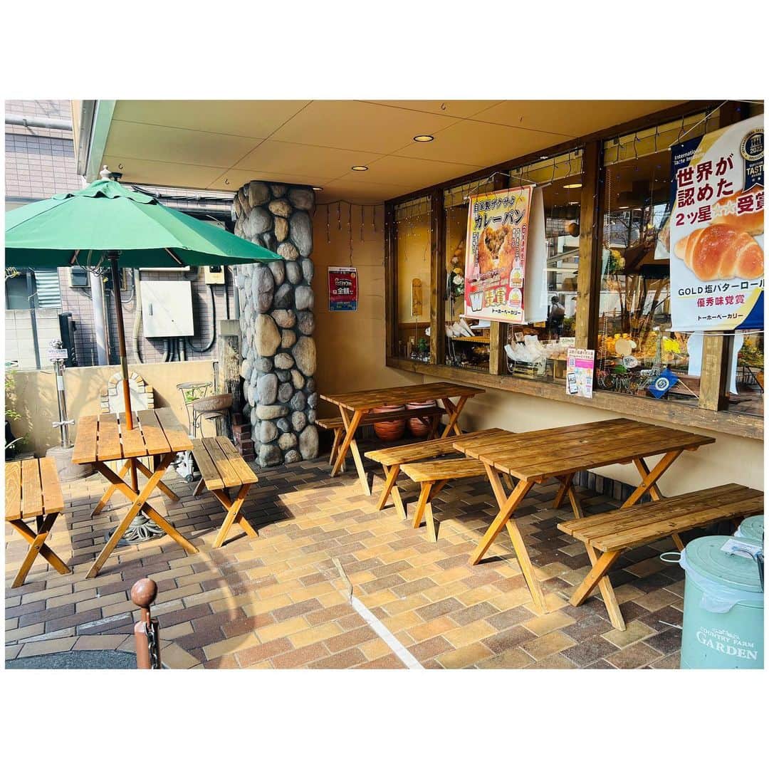 有明ゆなさんのインスタグラム写真 - (有明ゆなInstagram)「三鷹の森ジブリ美術館の 近くになる パン屋さん @tohobakery さんに 行ってきたよ🐱✨ . カレーパン ＧＯＬＤ塩バターロール テレビ📺でも とりあげられている パン屋さんなんです🍞 . 駅からは ちょいと遠いですが 歩けない距離ではないけど バスがオススメです🚌 . ベンチもあるし 日向ぼっこしながら パンが食べれて 花壇にはお花が咲いてる🌼 . こうゆう 自然を感じさせてくれる 場所って好きなんだよねー🎈 . . . . PR @tohobakery #三鷹パン #パン #tohobakery #パン屋 #カレーパン #トーホーベーカリー #吉祥寺パン #東京パン屋」4月7日 14時27分 - ariake_yuna