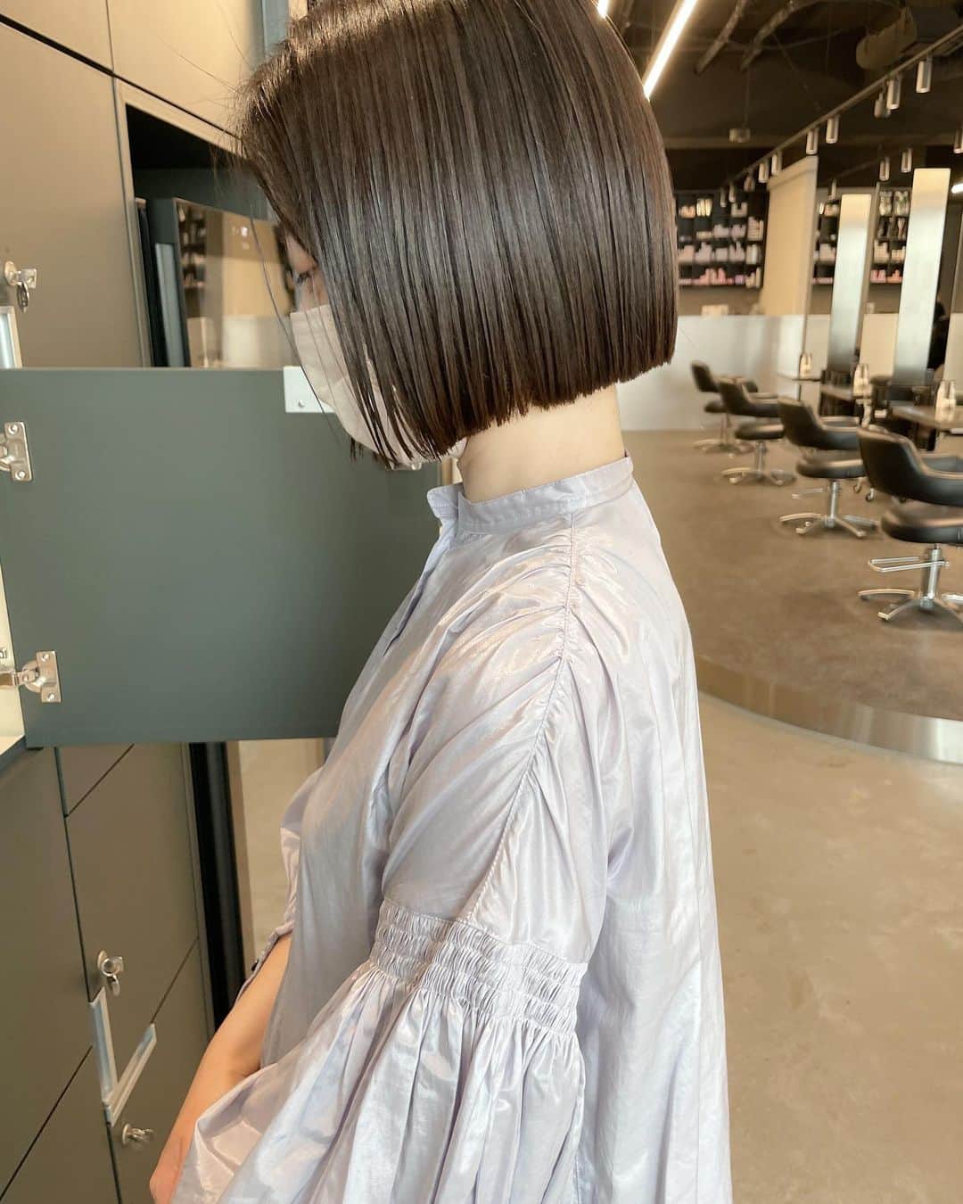 YUMIKOのインスタグラム：「ビカクストレート✂︎ボブ  毛先まるまるのがやな人や 朝楽ちんにしたいひと ビカクストレートオススメです  ママさんに人気〜☺︎  オイル付けるだけで完成  #札幌美容師#札幌美容室#ボブ#ミニボブ  #결혼식#헤어#미용실#イルミナカラー#イルミニスト#bikakuストレート」