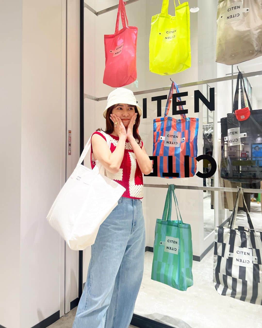 吉田奈央のインスタグラム：「いつもよりカラフルなわたし。笑  ユナイテッドアローズのnewブランド @citen_official   カラフルなのに大人っぽいデザインの ロゴ入りバッグがいっぱい❤︎  本日4/7にららぽーと湘南平塚に実店舗がopenしたのでご招待していただきました！  もうね、たまらん可愛さ🤍 デザインが幅広だからカジュアルにも上品にも合わせやすいかと。  お洋服もキュンでした🥰 (メンズもあったよー)  #シテン#citen#pr」
