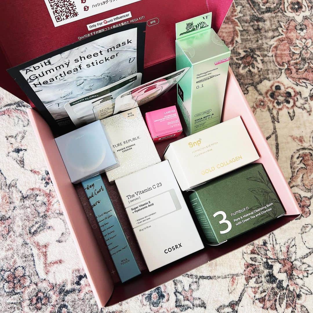 菊池かなこのインスタグラム：「.  Qoo10の人気商品がいっぱい詰まった Qoo10 MEGA KIT🎁  @qoo10.official   お試しさせてもらいました🫶  ☑︎ NATURE REPUBLIC PROBIO エッセンスクッション  ☑︎Laneige リップスリーピングマスク  ☑︎Abib ドクダミステッカーシートマスク  ☑︎Shp ゴールドコラーゲンパーフェクションアイパッチ  ☑︎VT Cosmetics シカレチA エッセンス 0.1  rom&nd ベアーウォータークッション  ☑︎Milk Baobab シカボディスクラブウォッシュ  ☑︎COSRX RX ザビタミンC23セラム  ☑︎Numbuzin 3番緑茶炭毛穴パック  ☑︎Milk Touch オールデイボリュームアンドカールマスカラ  ミニサイズのファンデ達可愛すぎて、 お出かけの時はもっぱらこれ🫶 リップももちもちになって寝る前手放せない😣  4/1~4/7 まで メガポのタグが付いている商品を購入すると、 20%のポイント還元✨  *.:･.｡**.:･.｡**.:･.｡**.:･.｡**.:･.｡** #Qoo10MegaKit#Qoo10#メガPOINT#PR」