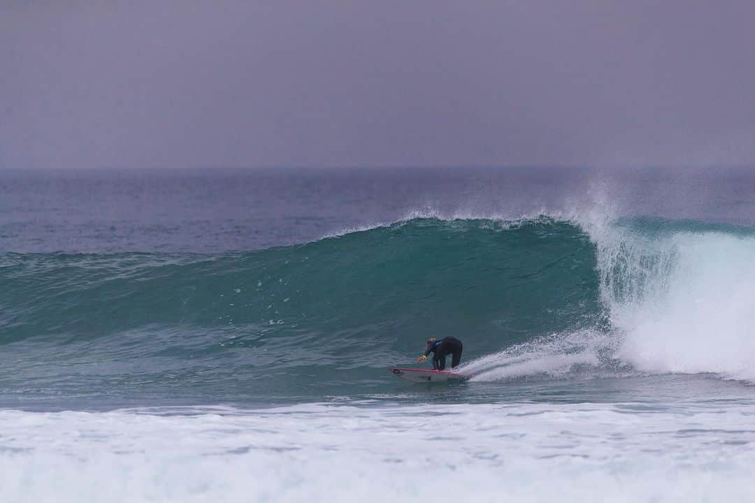 レイキー・ピーターソンのインスタグラム：「It was such a treat to get some GOOD waves yesterday in the opening round of this event. Can’t wait for more! 🔔🫶🏼」