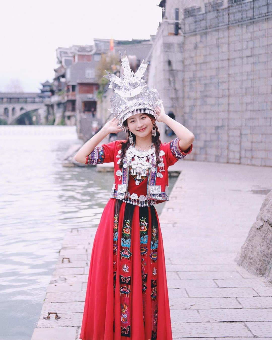 ロンモンロウさんのインスタグラム写真 - (ロンモンロウInstagram)「ミャオ族の民族衣装を着たよ❤ 私は中国湖南省に住む土家族ミャオ族自治州の土家族です。 着ているこの服はミャオ族の服で、特色は美しい頭飾りとカラフルな衣装です。 そのうち土家族の衣装を着てお見せしますね　 日本の皆さんと少数民族の文化を伝えることができて嬉しいです😆  少数民族のことをもっと知って気にしてもらえたら嬉しいです #少数民族  #民族衣装  #苗族  #土家族 #中国少数民族衣装」4月7日 14時40分 - ronmonroe_official