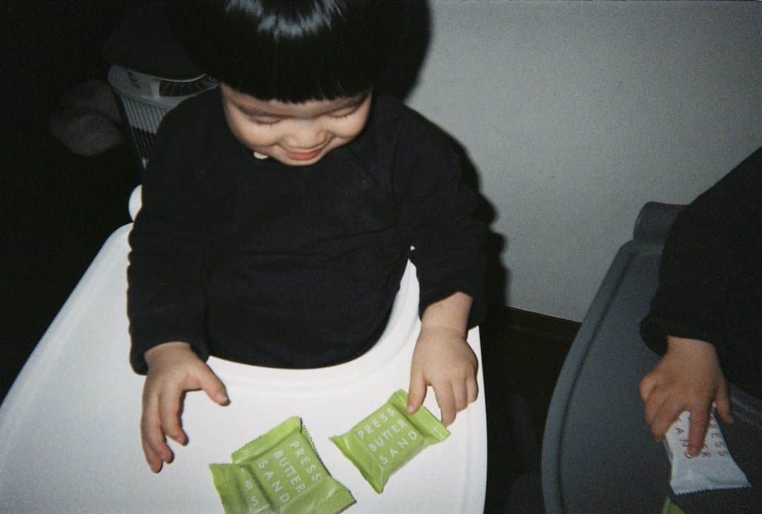 Kerinaさんのインスタグラム写真 - (KerinaInstagram)「一台神秘的即可拍底片相機 裡面紀錄著好多讓人驚喜的照片 從還沒懷孕、沒有疫情的2019 到小孩已經兩歲的2023 也才沒幾張怎麼可以拍這麼久😂 只可惜傻瓜相機沒有顯示日期  #底片拍的照片真的好美」4月7日 14時42分 - kerina_hsueh