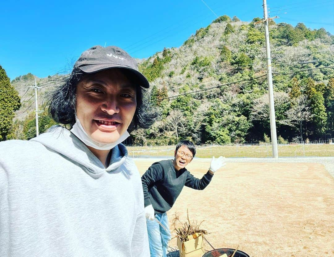 爆ノ介さんのインスタグラム写真 - (爆ノ介Instagram)「やすともお姉様の『いたって真剣です』で女と男の市川パイセンの市川ハウス押入れ改造  中段ぶち抜き＆壁&床張り替え＆補強 半日で出来る限界突破  押忍  #やすとものいたって真剣です  #DIY」4月7日 14時44分 - bakunosuke