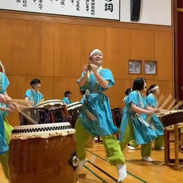 公益財団法人モラロジー研究所のインスタグラム：「岐阜県瑞浪市の麗澤瑞浪中学・高等学校は、本日が入学式🍀 晴れて中学生67名、高校生107名が麗澤瑞浪の仲間となりました。  迫力ある太鼓部の演奏には、新入生を歓迎する全在校生の気持ちが込められていました💪  #麗澤瑞浪　#入学式」