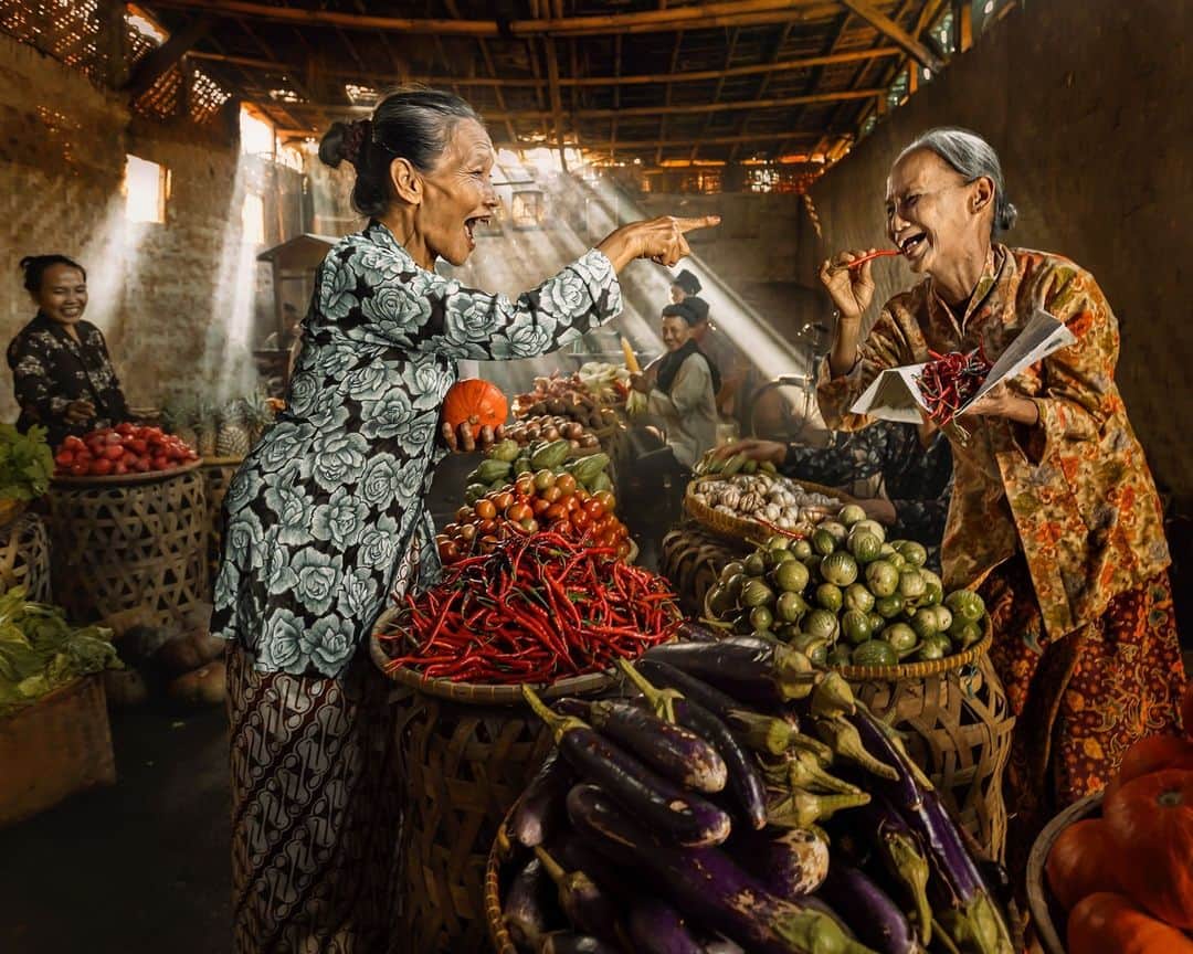 Canon Asiaのインスタグラム：「A spicy exchange indeed! 🌶️⁣ ⁣ What looks like a scene out of a period sitcom is actually a very common sight amongst food markets in Southeast Asia. To the uninitiated, the raised voices and animated 👉 may seem like a prelude to hostilities but are truthfully nothing more than the kind of conversations that emerge when a tightly-knit social fabric meets competitive haggling 🤼‍♂️. As this snapshot by @sparkle_mieke proves, it's not just the food on the display that brings colour to the market!⁣ -⁣ 📷 Image by @sparkle_mierke on Canon EOS R5 | EF16-35mm f/2.8L II USM | 17mm | f/4 | ISO 500 | 1/40s⁣ ⁣ Click on our link in bio to see the full video!⁣ -⁣ #TeamCanon #CanonAsia #CanonPhotography #CanonPhoto #CanonImages #CanonEOSR #Mirrorless #CanonLens #CanonColourScience #PhotoOfTheDay #IAmCanon #ThePhotoHour #StreetPhotography」
