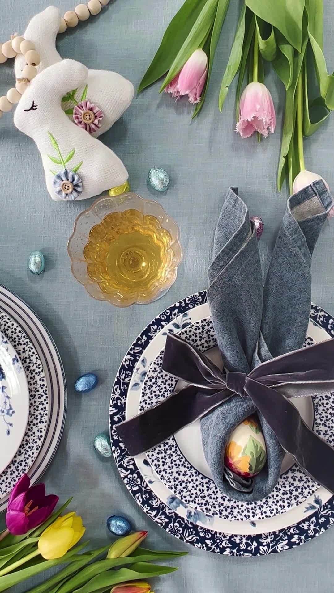 ローラアシュレイのインスタグラム：「The perfect finish to your Easter tablescape. 🐣 ⁣ ⁣ 1. Fold your napkin into a triangle.⁣ 2. Roll it up.⁣ 3. Wrap the napkin around your egg. ⁣ 4. Get a piece of ribbon and tie it into a bow.⁣ 5. Voila, you got the perfect Easter decor for your table.」
