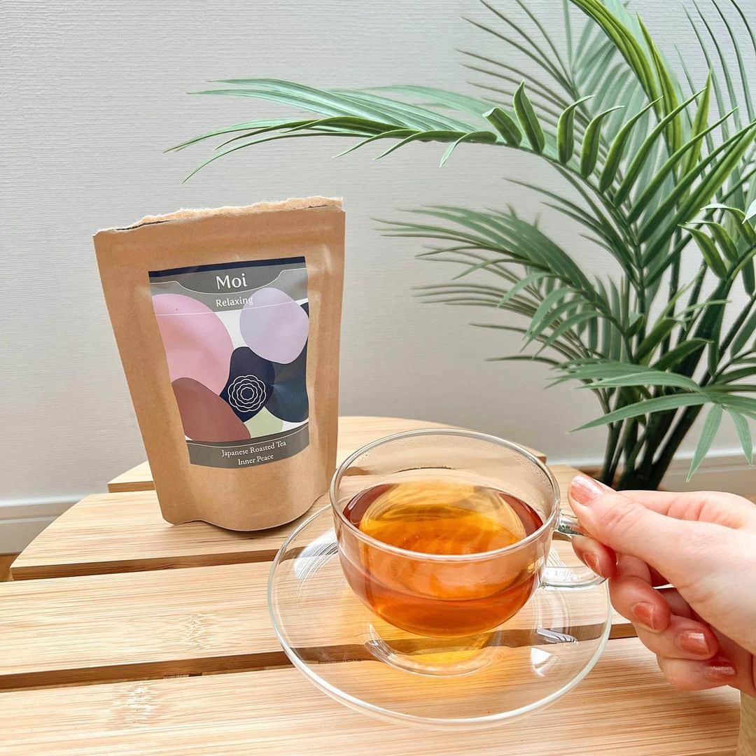 池田真子さんのインスタグラム写真 - (池田真子Instagram)「ほっと一息つきたい時にお気に入りのお茶🌱 ． お湯を注ぐとカモミールや ラベンダーの香りが広がってもう本当に癒される🌿 ． やさしい味で、ほんのり甘い後味がまた美味しい♡ ． ． 茶師の山北さん( @yuji.yamakita )が 手掛けられるMoiのお茶で、 日本茶にハーブがブランドされています◎ ． ． ▽Hokuzan 京番茶×安らぎブレンド  ． お茶と言えば和菓子のイメージだけど、 Moiは洋菓子にも合うよ🌼 ． ． ． リラックスしたい時にぜひ飲んでほしい！！ ． ． ． ． ． 山北さん、ありがとうございました✨ ． ． ． ． ． 続きは動画をご覧ください🍵 YouTube：森開拓プロジェクト🔍 ． ． #日本茶 #お茶のある暮らし  #リラックス効果 #ラベンダーの香り #カモミールの香り #京番茶 #お茶好き #ハーブティー好き #癒し時間 #森開拓プロジェクト #youtubechannel」4月7日 19時05分 - mako_ikeda