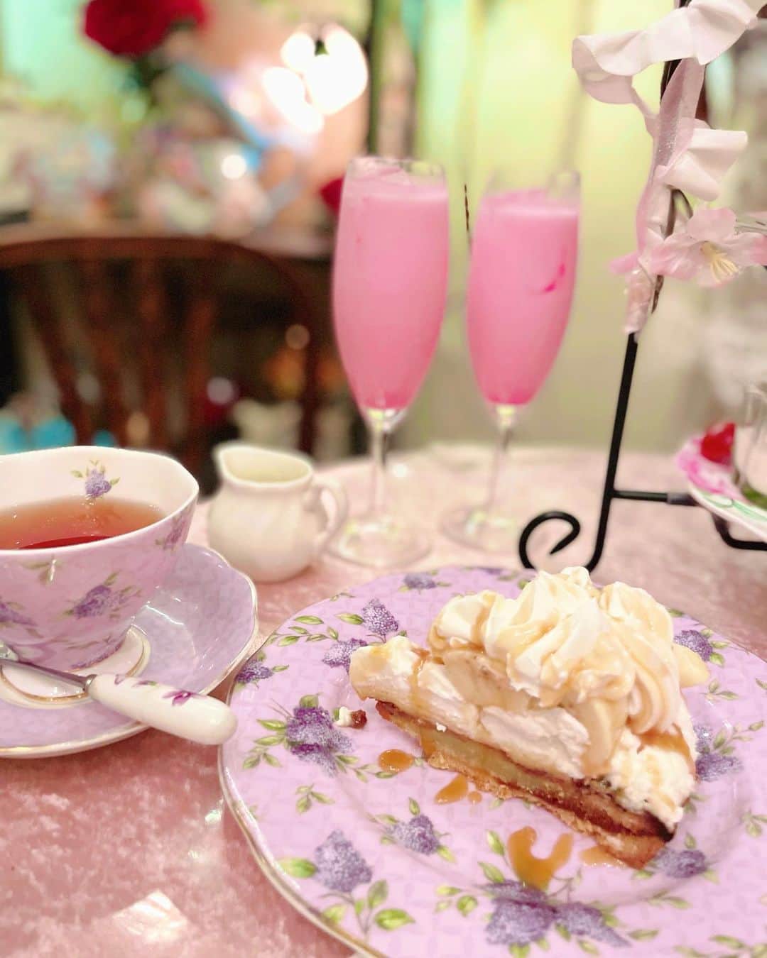 寿リリカさんのインスタグラム写真 - (寿リリカInstagram)「♡ アコリット🌸アフタヌーンティー🌸💗💗 ♡ ポットとお皿とティーカップが好きなの選べてテーブルコーディネート楽しい🍽🫖😘💖🎀🫶 プリンセスドレスの親子ポットにしたよ🫖👗🫖👗 限定の桜ケーキも可愛くて🤤バナナキャラメルタルトも美味しかったぁ🍌🍰🌸 ♡ ハートの中にはチーズリゾット🫕🧀 ♡ 桜がピンクにライトアップして夜桜みたいな飾りつけになってた🌸✨ 店長さんも優しくて落ち着く雰囲気のだいすきなカフェだよん💗☕️🍰 ♡ 🍰 @cafe_acorite  #アコリット #アコリットカフェ #映えカフェ #ヌン活 #目白カフェ #東京カフェ #アフタヌーンティー #桜アフタヌーンティー #桜スイーツ #さくらスイーツ #afternoontea」4月7日 14時54分 - ririkakotobuki