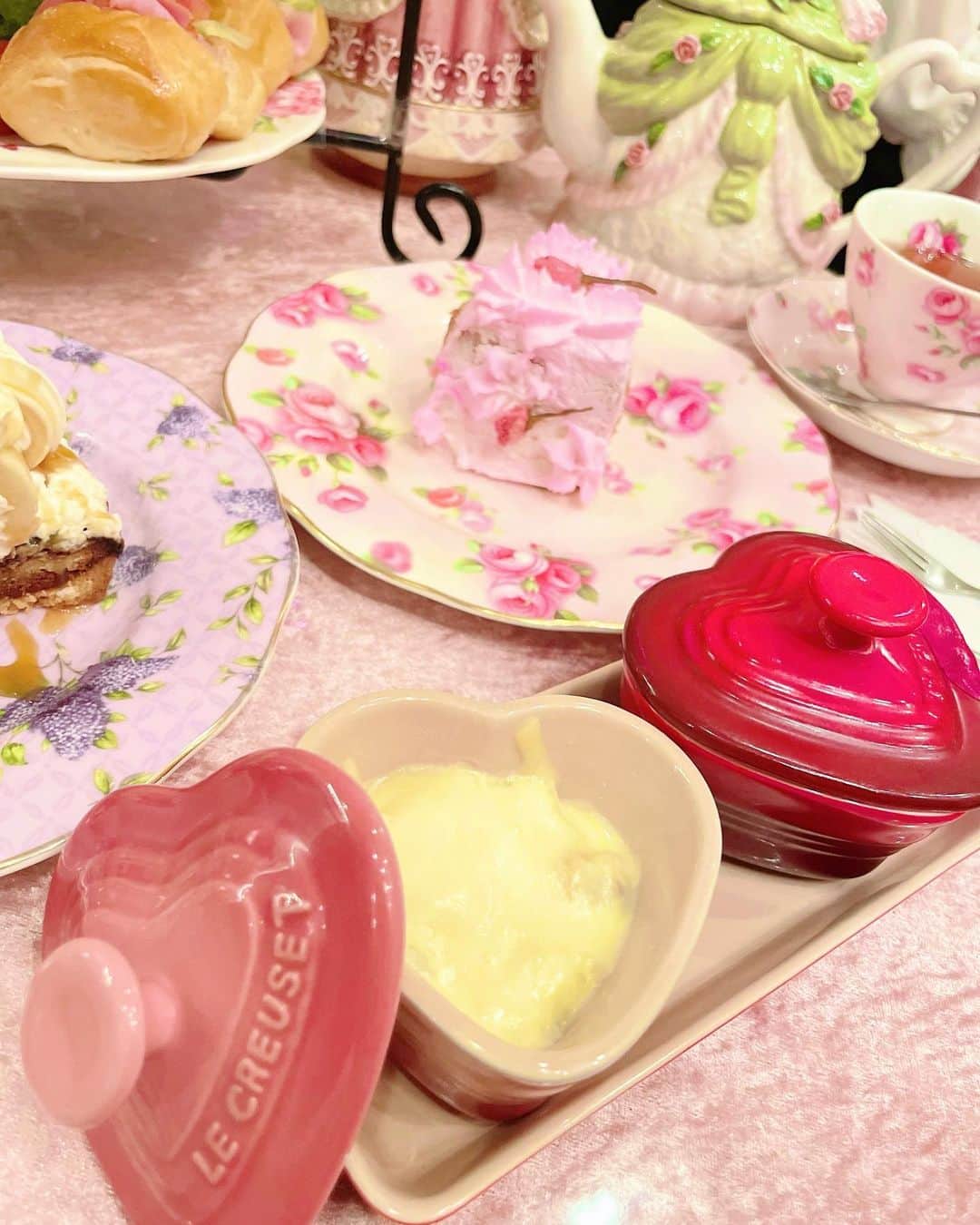 寿リリカさんのインスタグラム写真 - (寿リリカInstagram)「♡ アコリット🌸アフタヌーンティー🌸💗💗 ♡ ポットとお皿とティーカップが好きなの選べてテーブルコーディネート楽しい🍽🫖😘💖🎀🫶 プリンセスドレスの親子ポットにしたよ🫖👗🫖👗 限定の桜ケーキも可愛くて🤤バナナキャラメルタルトも美味しかったぁ🍌🍰🌸 ♡ ハートの中にはチーズリゾット🫕🧀 ♡ 桜がピンクにライトアップして夜桜みたいな飾りつけになってた🌸✨ 店長さんも優しくて落ち着く雰囲気のだいすきなカフェだよん💗☕️🍰 ♡ 🍰 @cafe_acorite  #アコリット #アコリットカフェ #映えカフェ #ヌン活 #目白カフェ #東京カフェ #アフタヌーンティー #桜アフタヌーンティー #桜スイーツ #さくらスイーツ #afternoontea」4月7日 14時54分 - ririkakotobuki