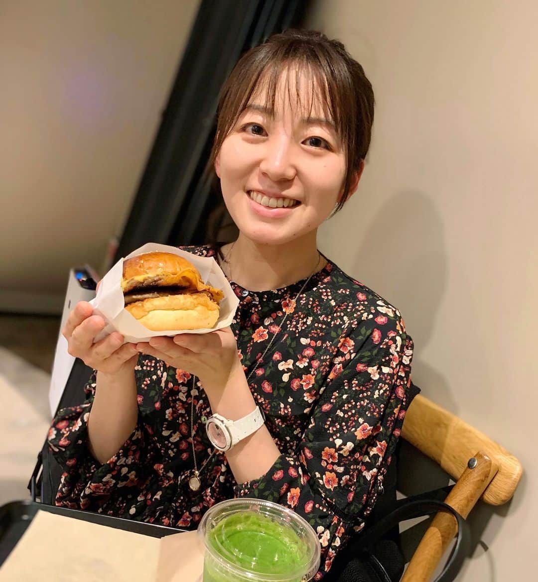 のインスタグラム：「mosh Grab'n Go ━━━━━━━━━━━━━━━━━━━━━ シンガーソングライターの鈴木あいちゃんと広尾にオープンした「mosh Grab'n Go」（モッシュグラブアンドゴー）に行ってきました♪ モスのチーズバーガー専門店と聞いて、モス好き＆チーズ好きとしてはぜひ食べてみたい！ということで、モス友(？)のあいちゃんと一緒にランチしてきました🥰  バーガー3種類のうちスタンダードな「＃Burger01〈2種のチーズ〉」をいただきました。チーズたっぷり、パテもダブルでボリュームがあり、期待を超える美味しさでした🥳 グリーンスムージーも美味しくておすすめです✨  駅からのアクセスも良く、地下には落ち着いた雰囲気のスペースがあるので、ここで美味しいチーズバーガーと音楽を同時に楽しんでいただく企画したい！って二人で盛り上がりました🐷笑  #mosh #モッシュグラブアンドゴー #マツコの知らない世界」